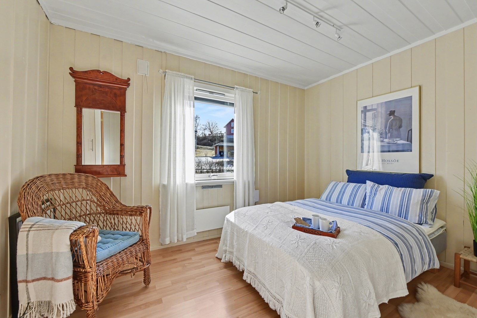 Et av soverommene, med plass til seng og oppbevaring. Galleribilde