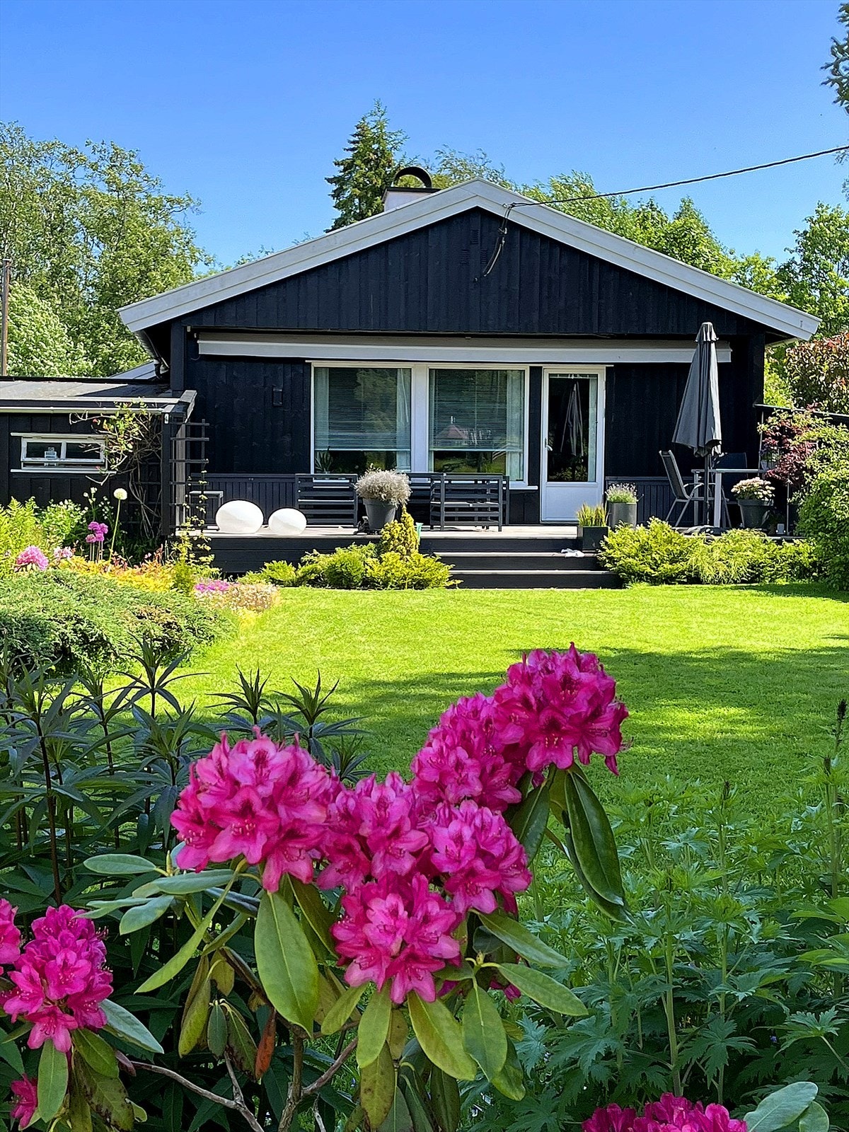 Fra stuen er det direkte utgang til en stor terrasse på 29 m², som ble utvidet i 2018. Galleribilde