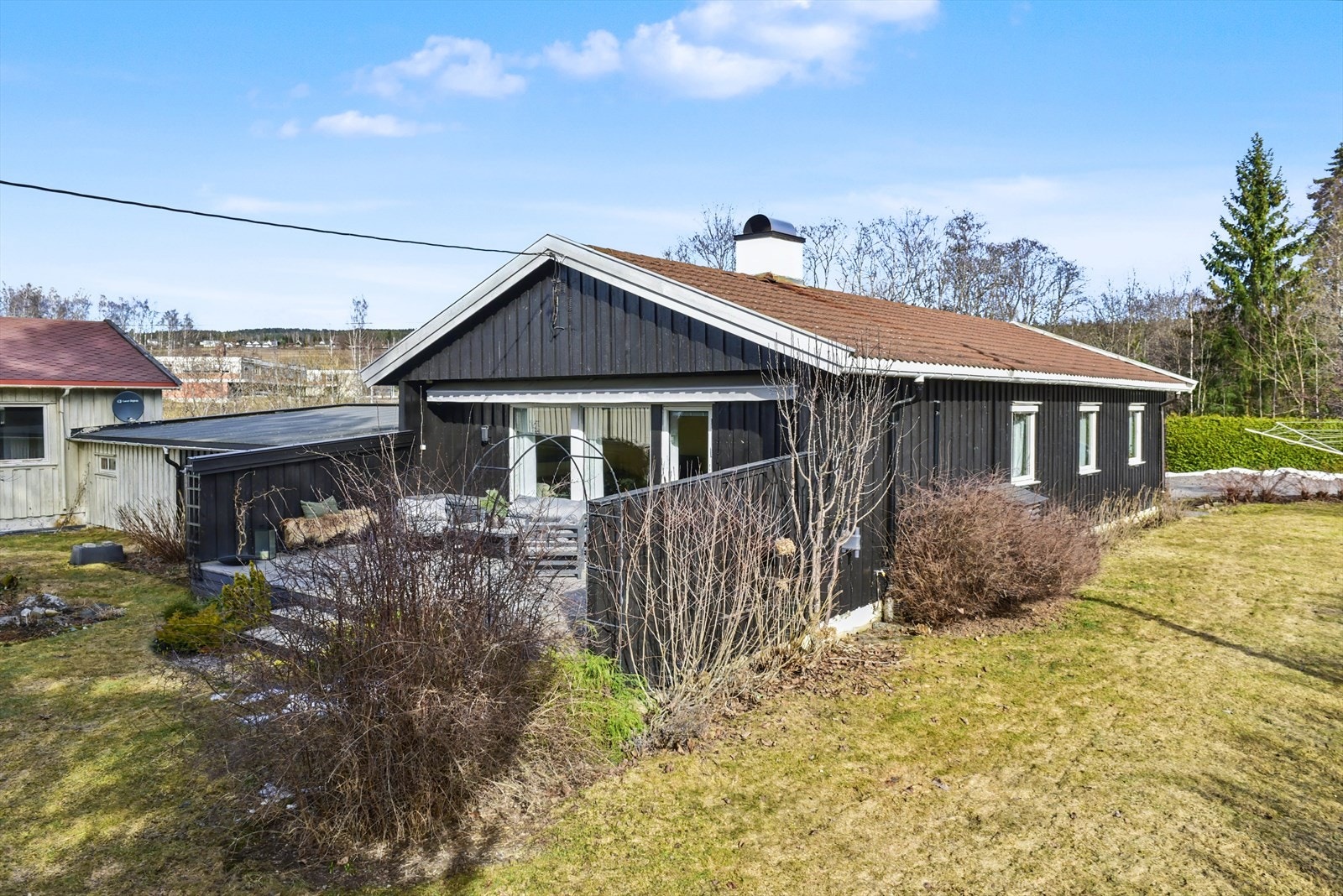 Eiendommen ligger i et veletablert og rolig nabolag, med umiddelbar nærhet til skog og mark. Galleribilde