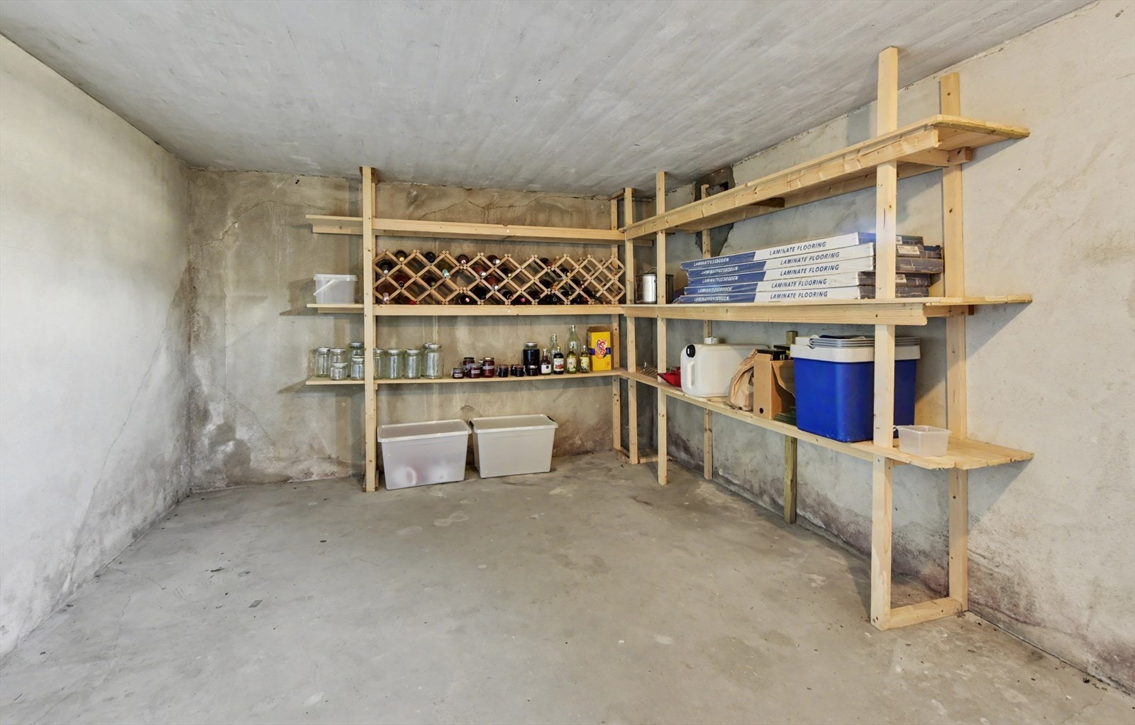 I kjelleren er det en romslig grovkjeller med flere boder som gir rikelig med lagringsplass. Galleribilde