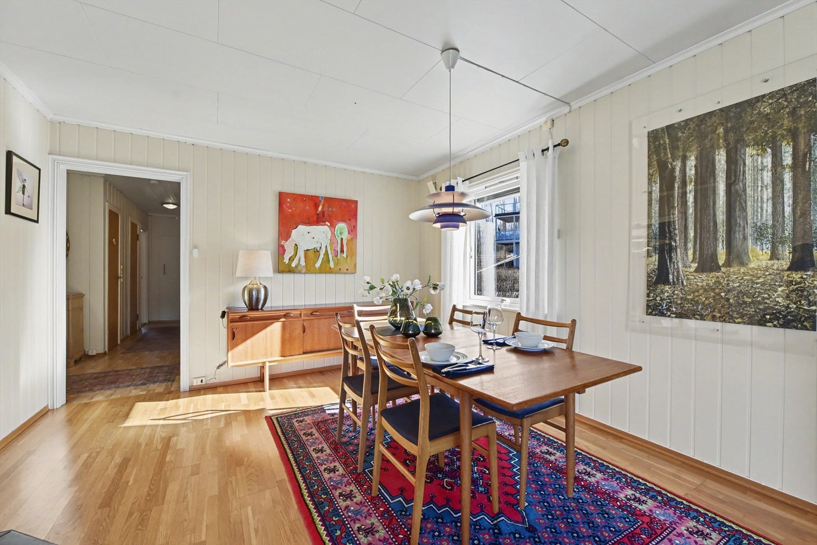 Spisestuen har plass til hyggelige måltider med familie og venner. Galleribilde