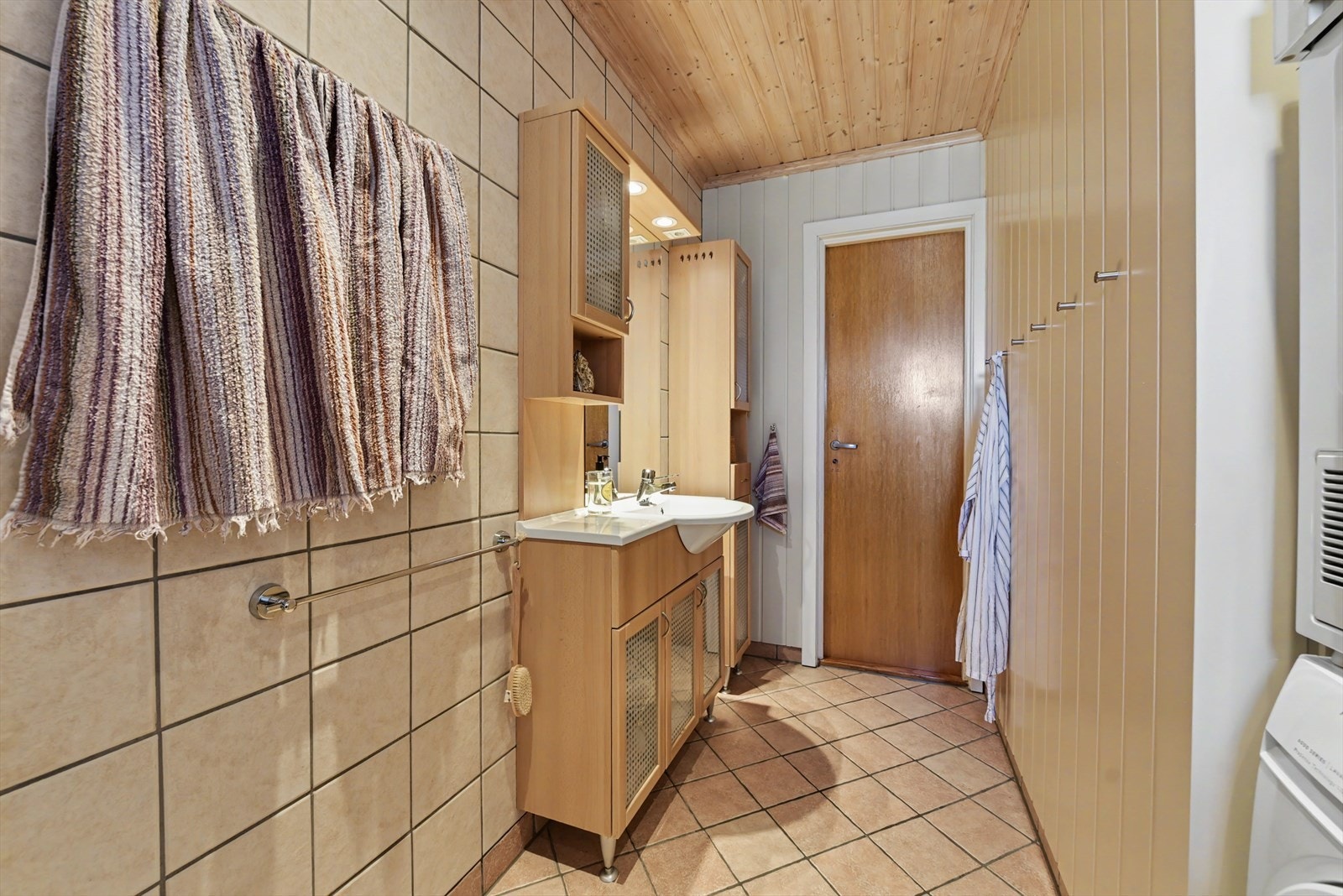 Innredningen består av servantskap og speilskap. Himlingen har panel og innfelte downlights. Galleribilde