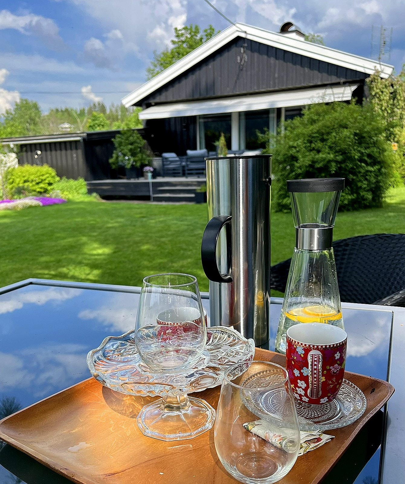 En frodig og veletablert hage omkranser boligen om sommeren. Galleribilde