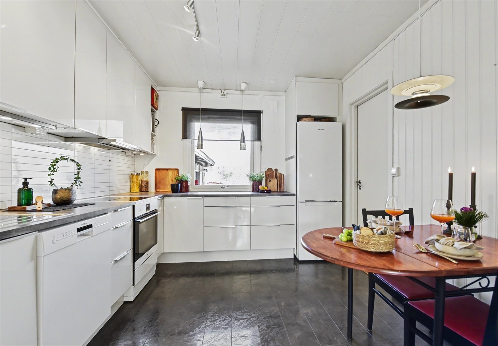 Kjøkkenet ble modernisert i 2009 og har en funksjonell innredning med glatte fronter. Galleribilde