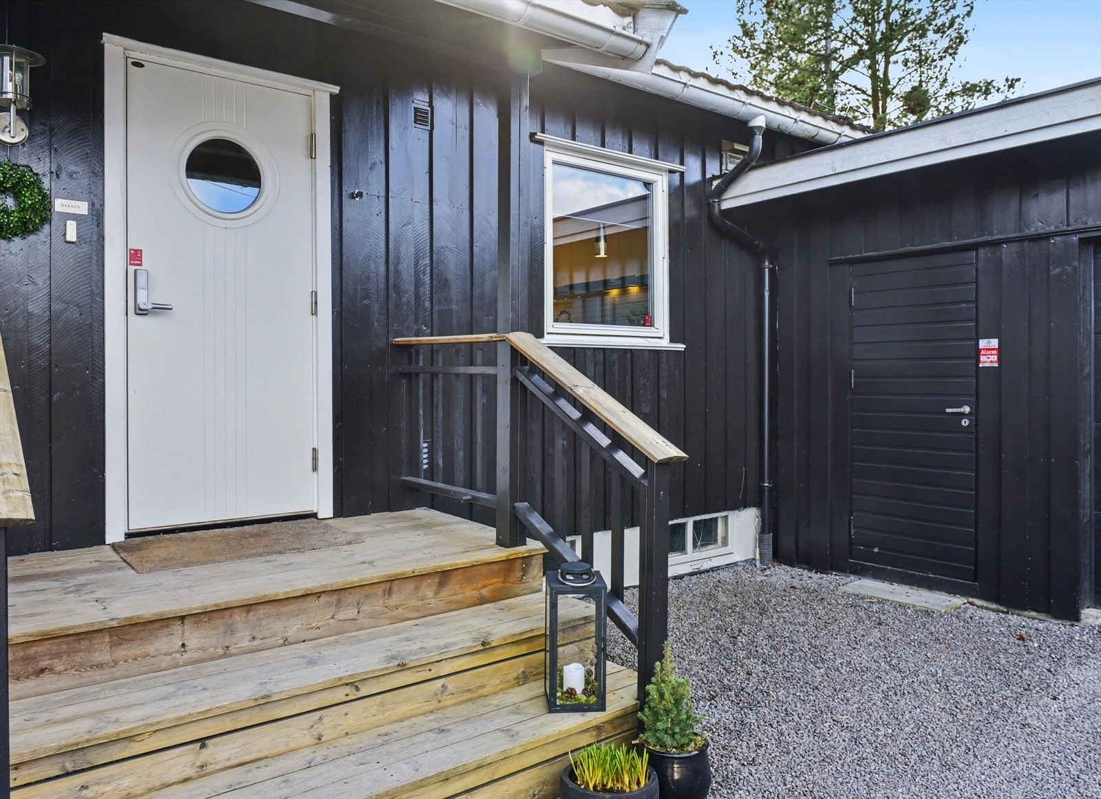 Nyere trapp med overbygg ved inngangspartiet ble installert i 2008. Galleribilde