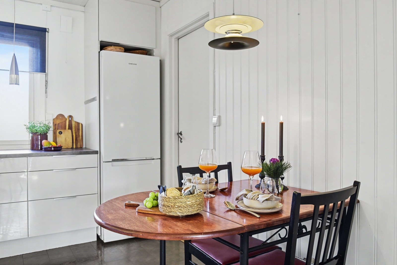 Det er plass til en hyggelig spiseplass på kjøkkenet. Galleribilde