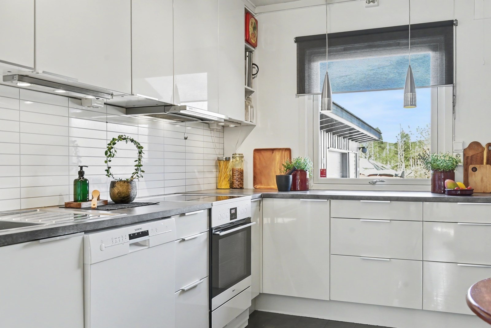 Innredningen er utstyrt med stekeovn, oppvaskmaskin og kjøl/frys. Galleribilde