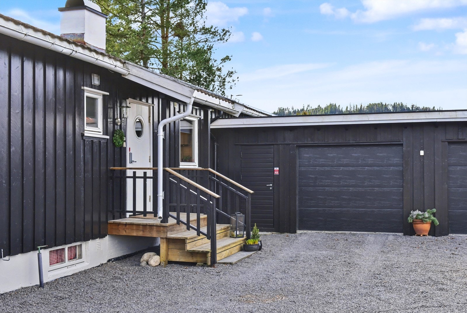 Til eiendommen hører en felles garasje med elbillader installert i 2020. Galleribilde