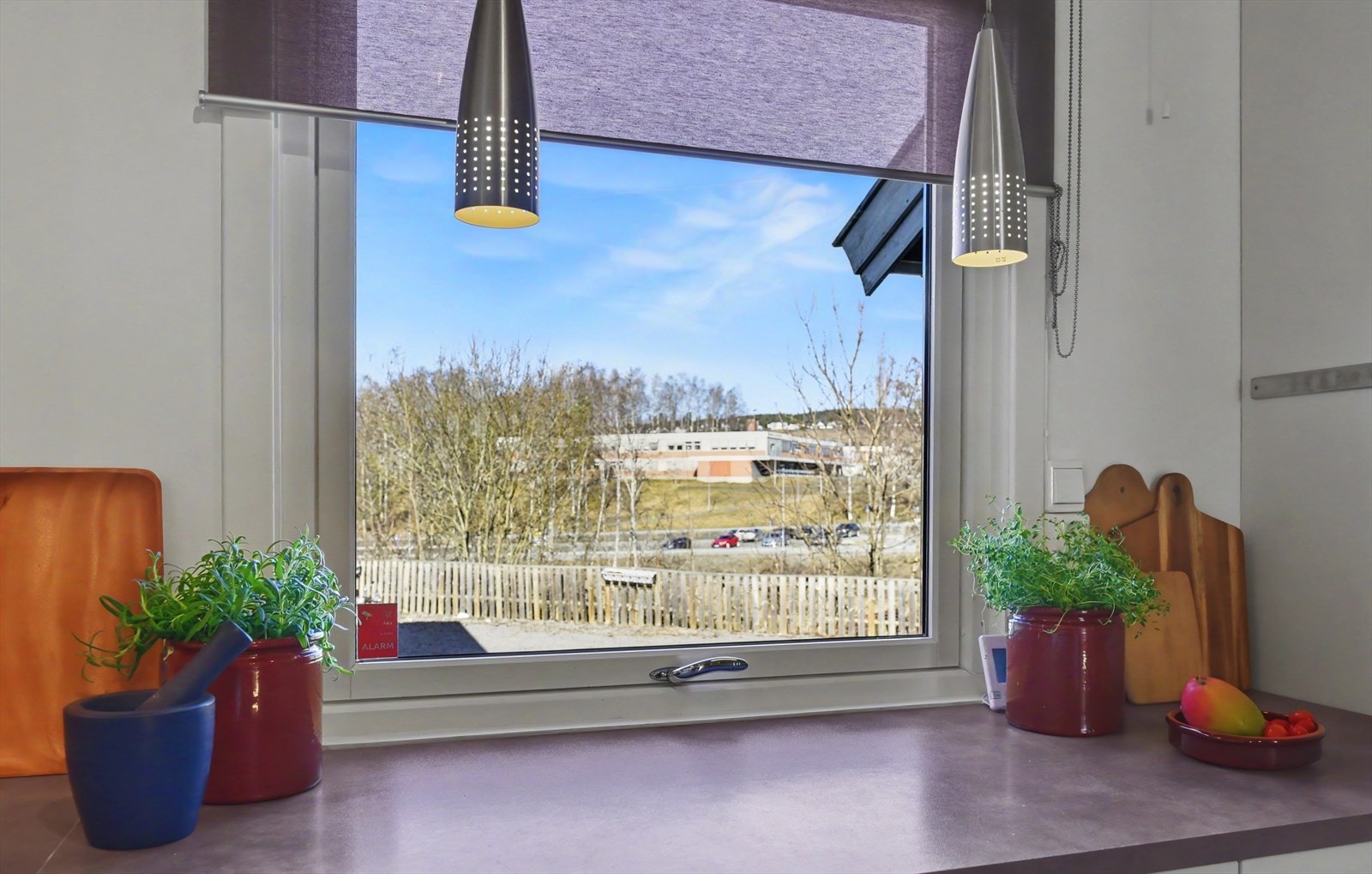 Fra kjøkkenvinduet er det utsikt mot Brandbu ungdomsskole, kun fire minutters gange unna. Galleribilde