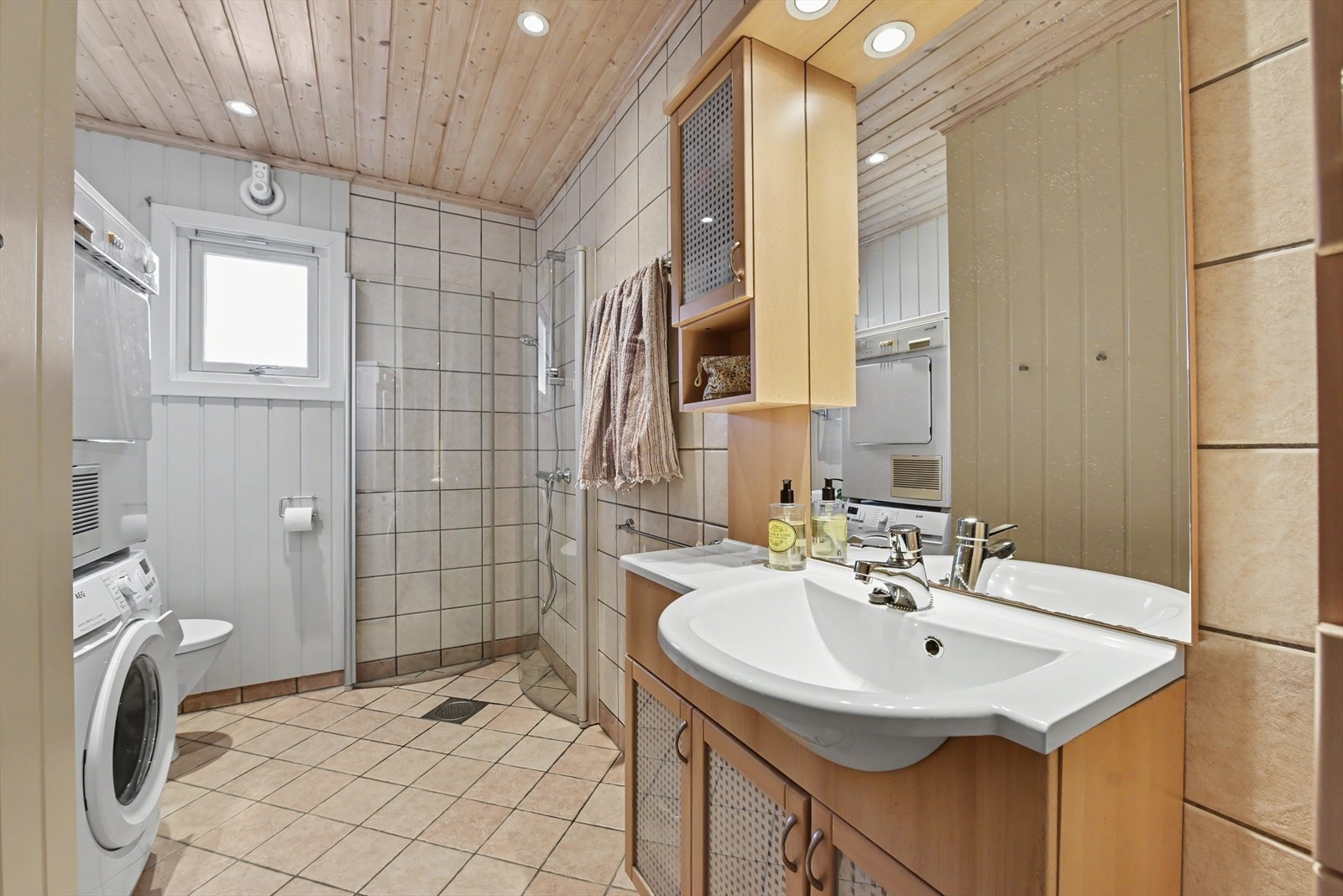 Badet ble pusset opp i 2005 med keramiske fliser og har varmekabler i gulvet. Galleribilde