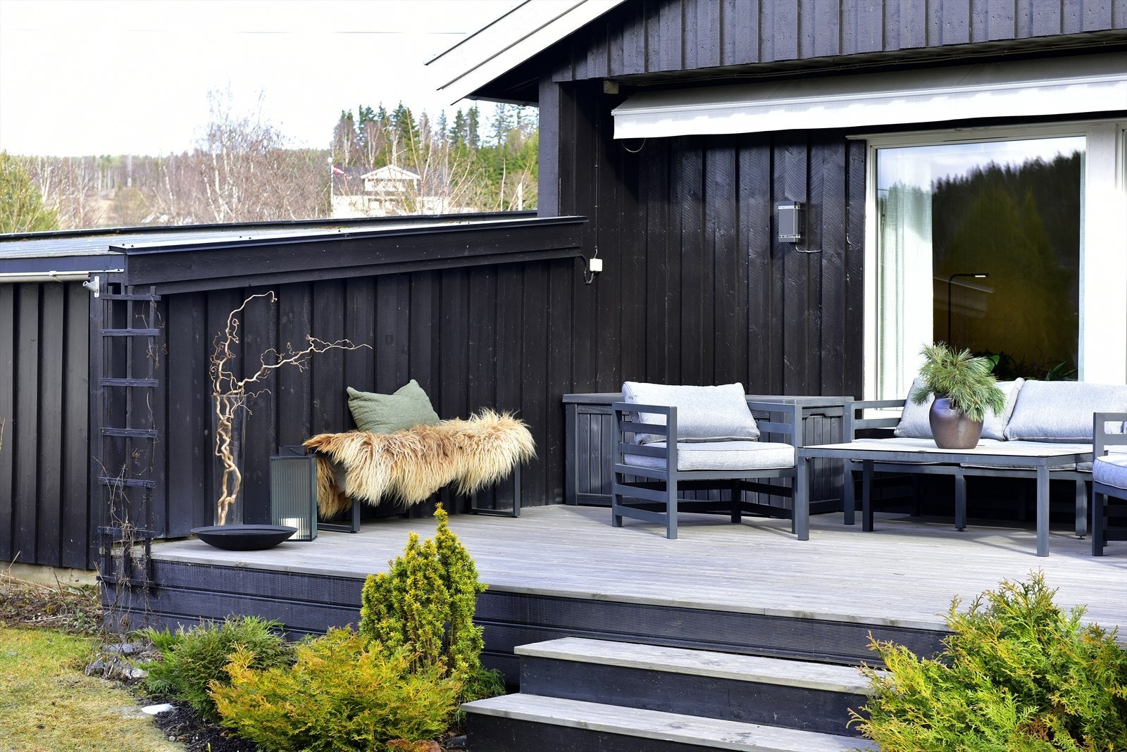 Levegger i tre skaper et skjermet og privat uteområde. Galleribilde