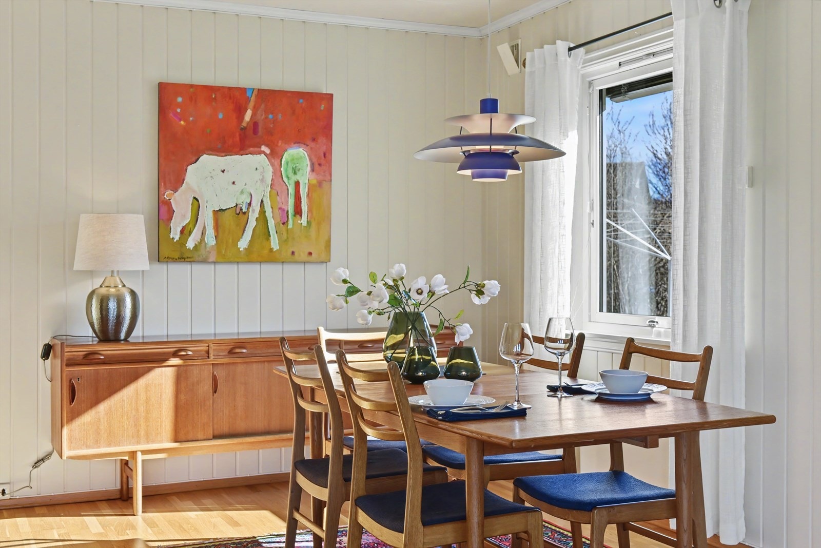 Vinduet i spisestuen bidrar med ekstra dagslys. Galleribilde