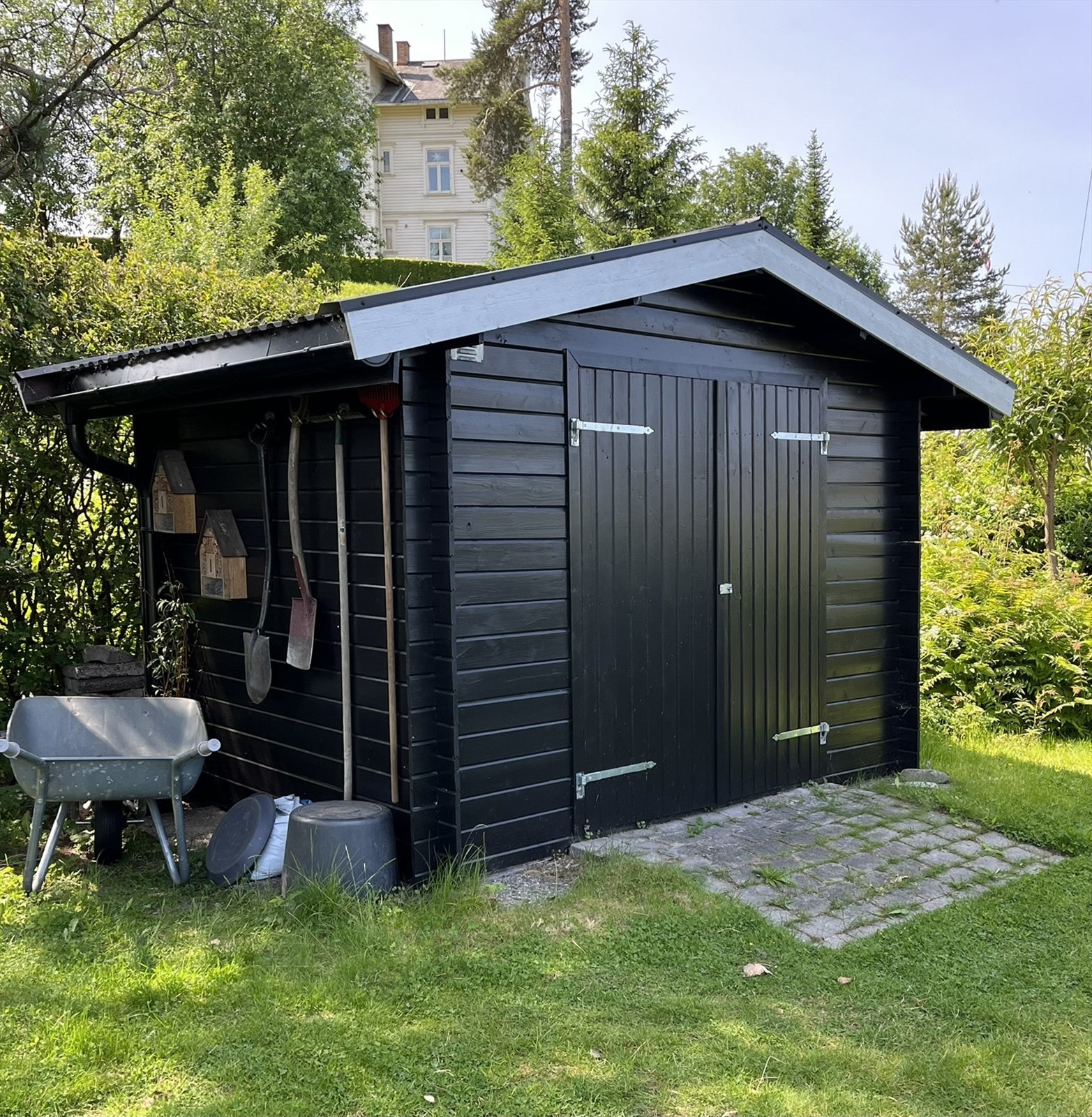 En frittstående utebod på 6 m² gir ytterligere lagringsmuligheter. Galleribilde