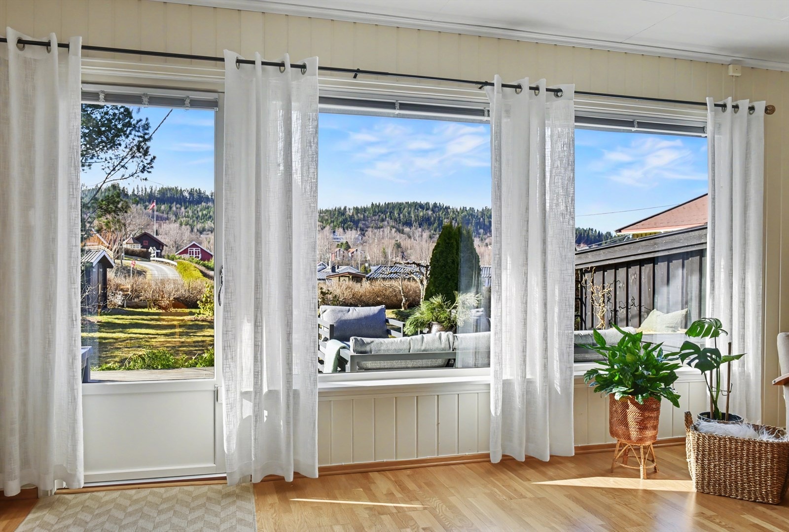 Store vindusflater og verandadør gir rikelig med lys. Vinduer og dører i etasjen ble skiftet i 2008. Galleribilde