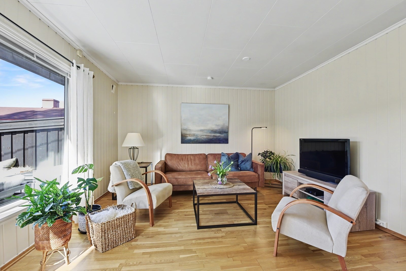 Stuen har god plass til en romslig sofagruppe og TV-møblement. Galleribilde