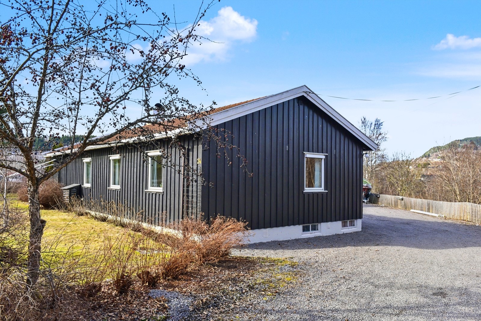 Ytterveggene er kledd med malt tømmermannskledning. Galleribilde