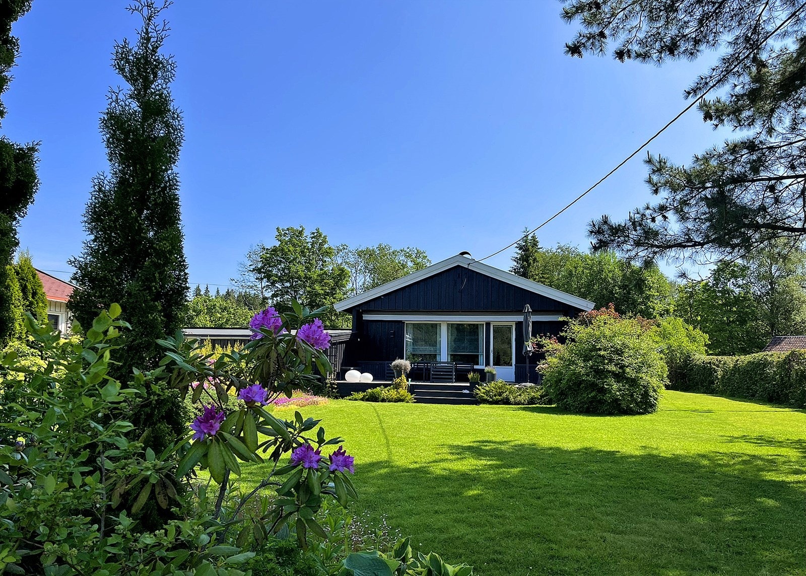 Den store hagen gir rikelig med plass for utendørsaktiviteter og sosialt samvær. Galleribilde