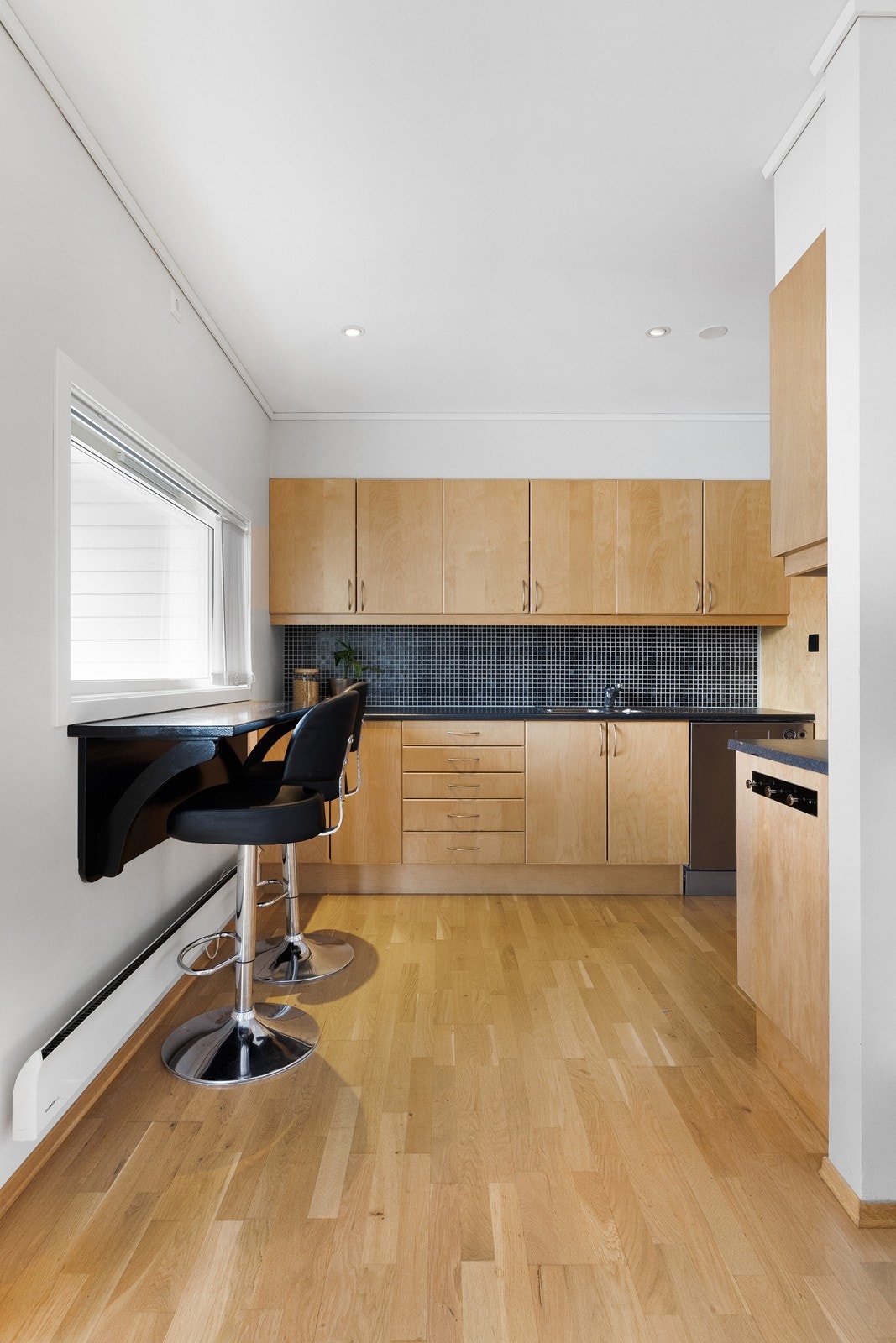 Delvis skjermet kjøkken med åpen følelse. Galleribilde