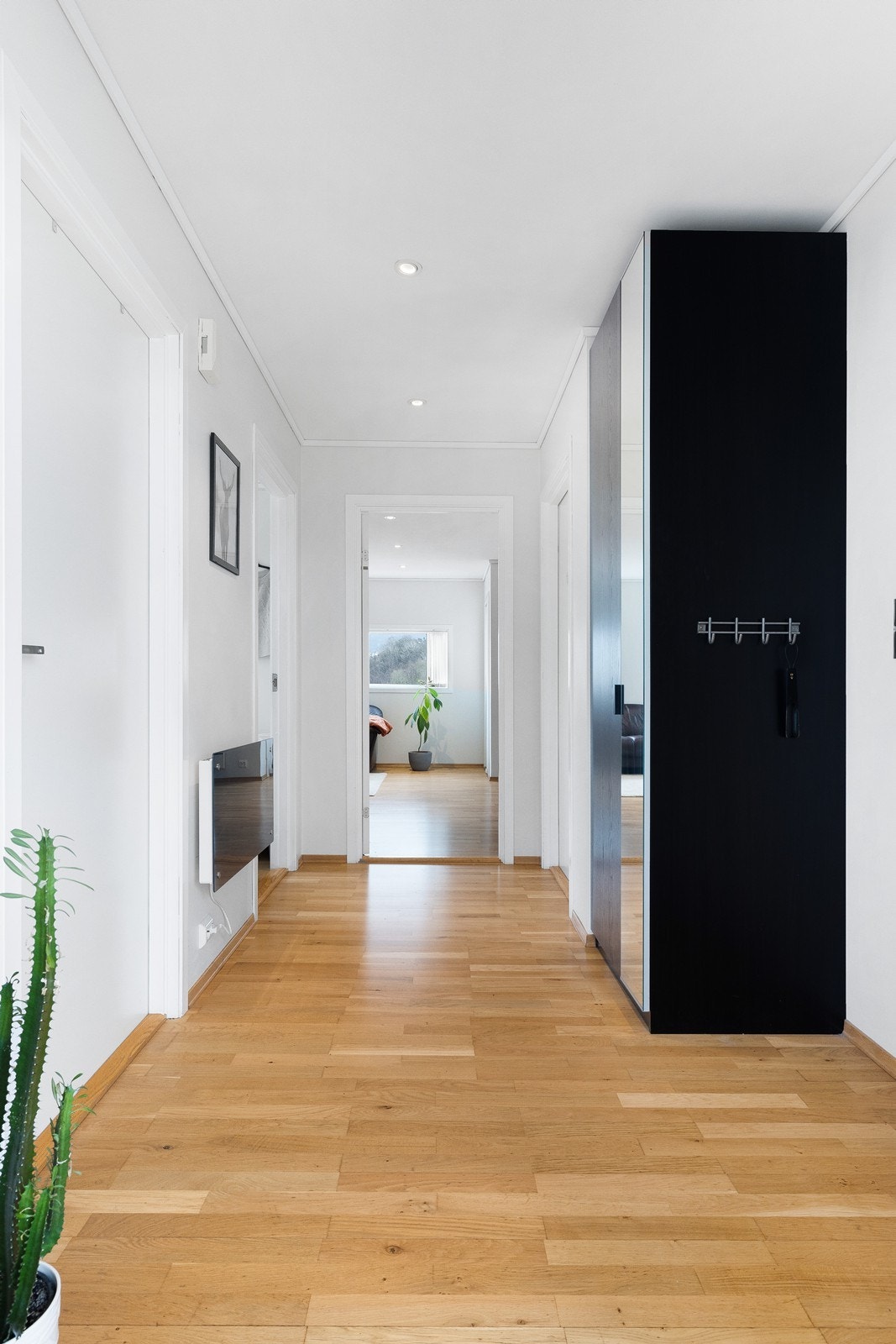 Godt med oppbevaringsplass i tilhørende garderobeskap i gang. Galleribilde