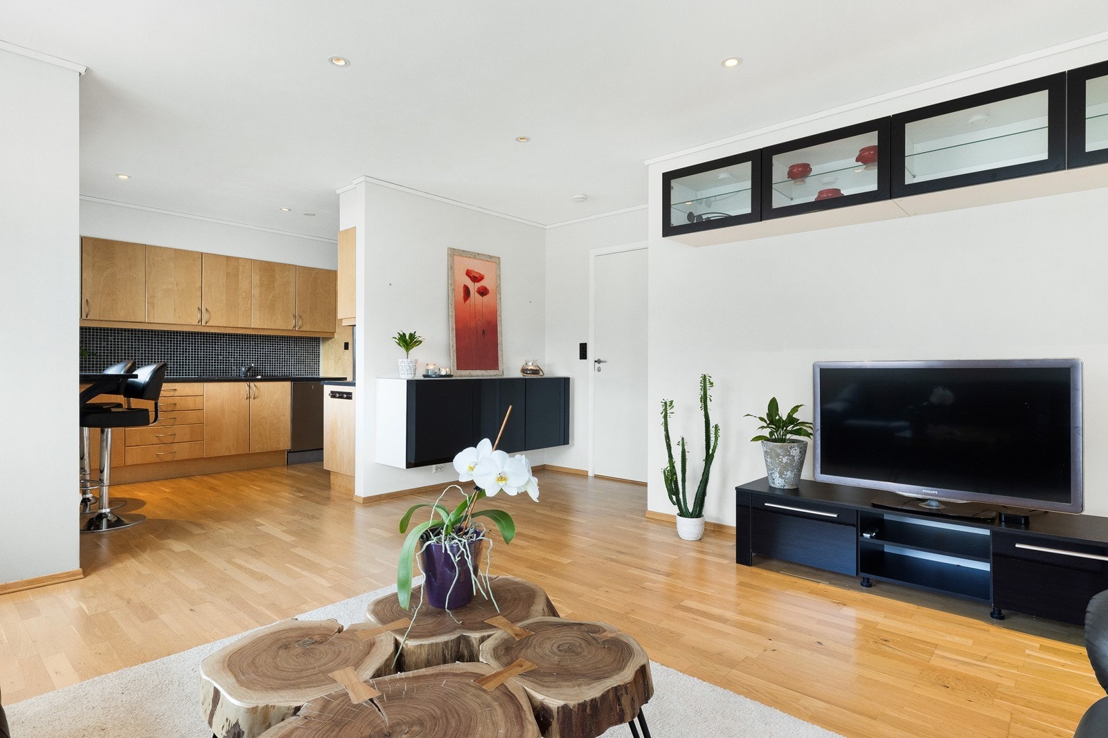 Åpen løsning mot kjøkkenet gir en god romfølelse. Galleribilde