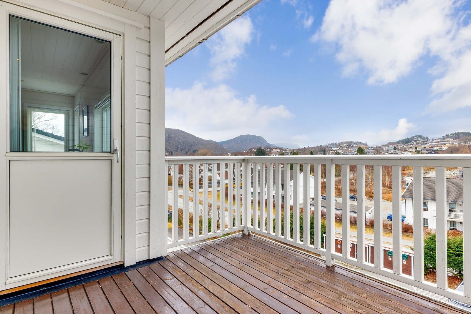 Koselig balkong med tak over, perfekt for morgenkaffen. Galleribilde