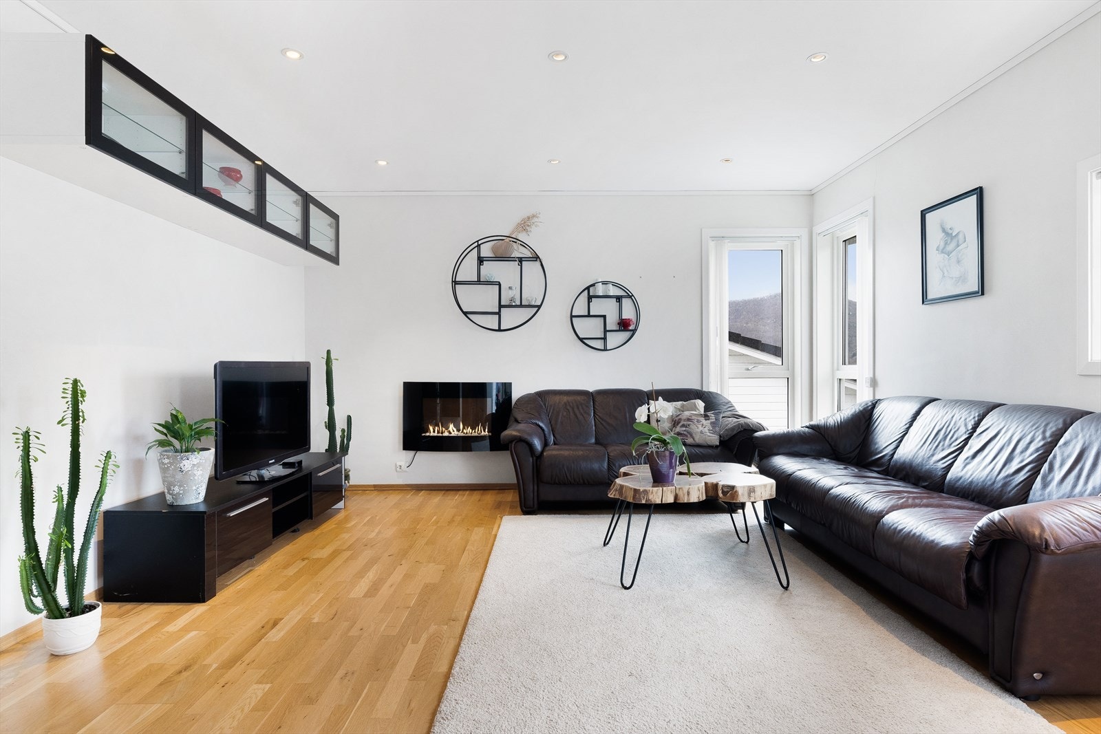 Leiligheten er gjennomgående lys med parkett på gulv. Galleribilde