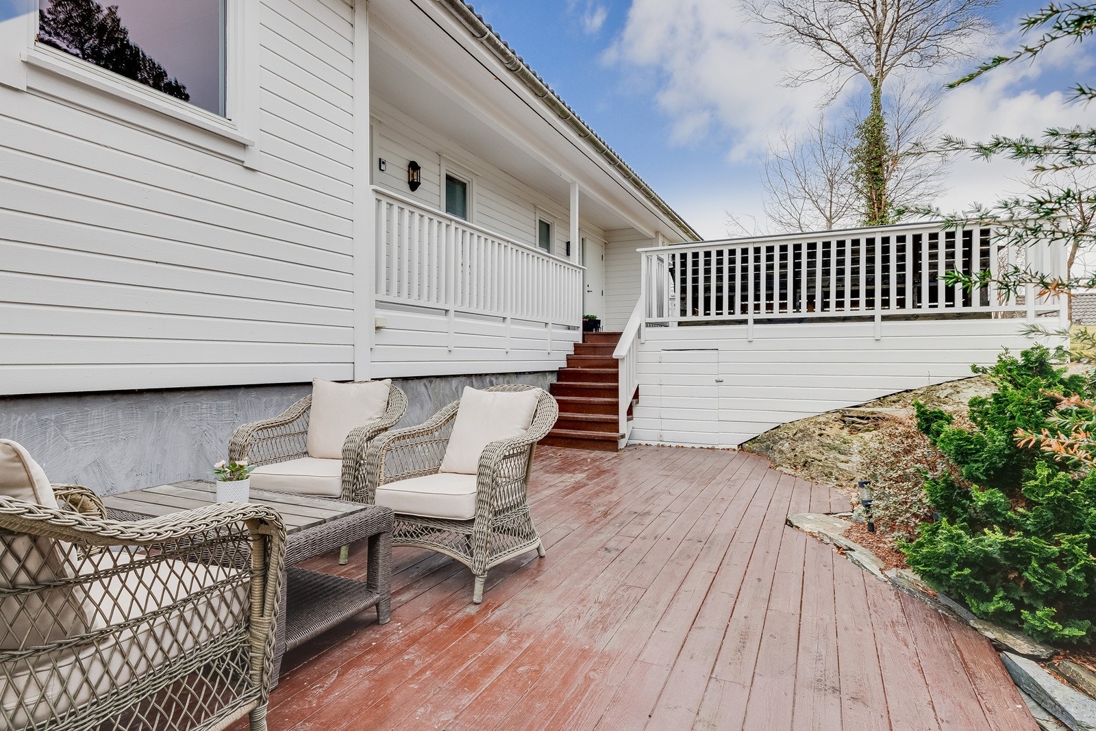 Solid og skjermet terrasse tilpasset terrenget. Galleribilde