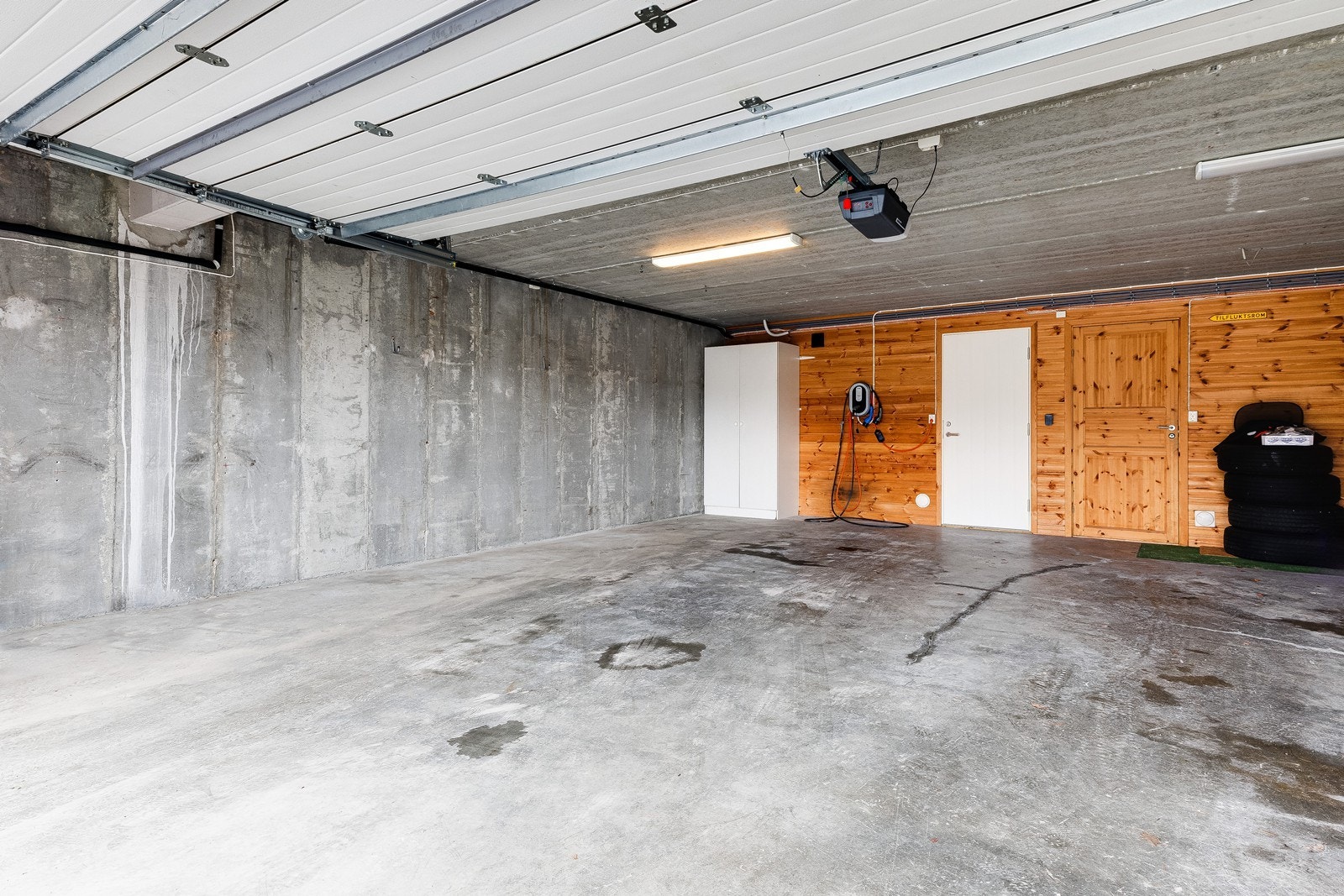 Garasje på ca 30kvm tilhørende leiligheten med ladeboks. Galleribilde
