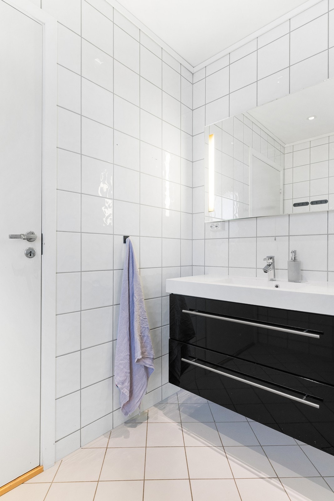 Servant på skuffeseksjon med speil over. Galleribilde