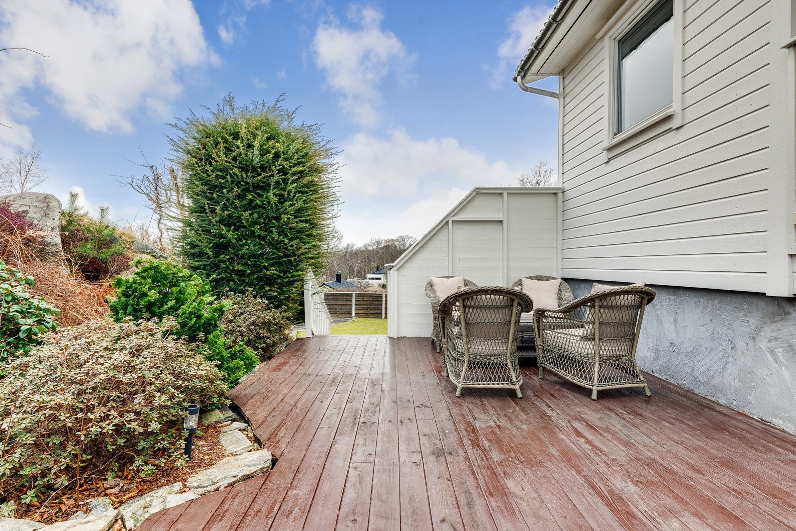 God plass til både utemøbler og grill Galleribilde