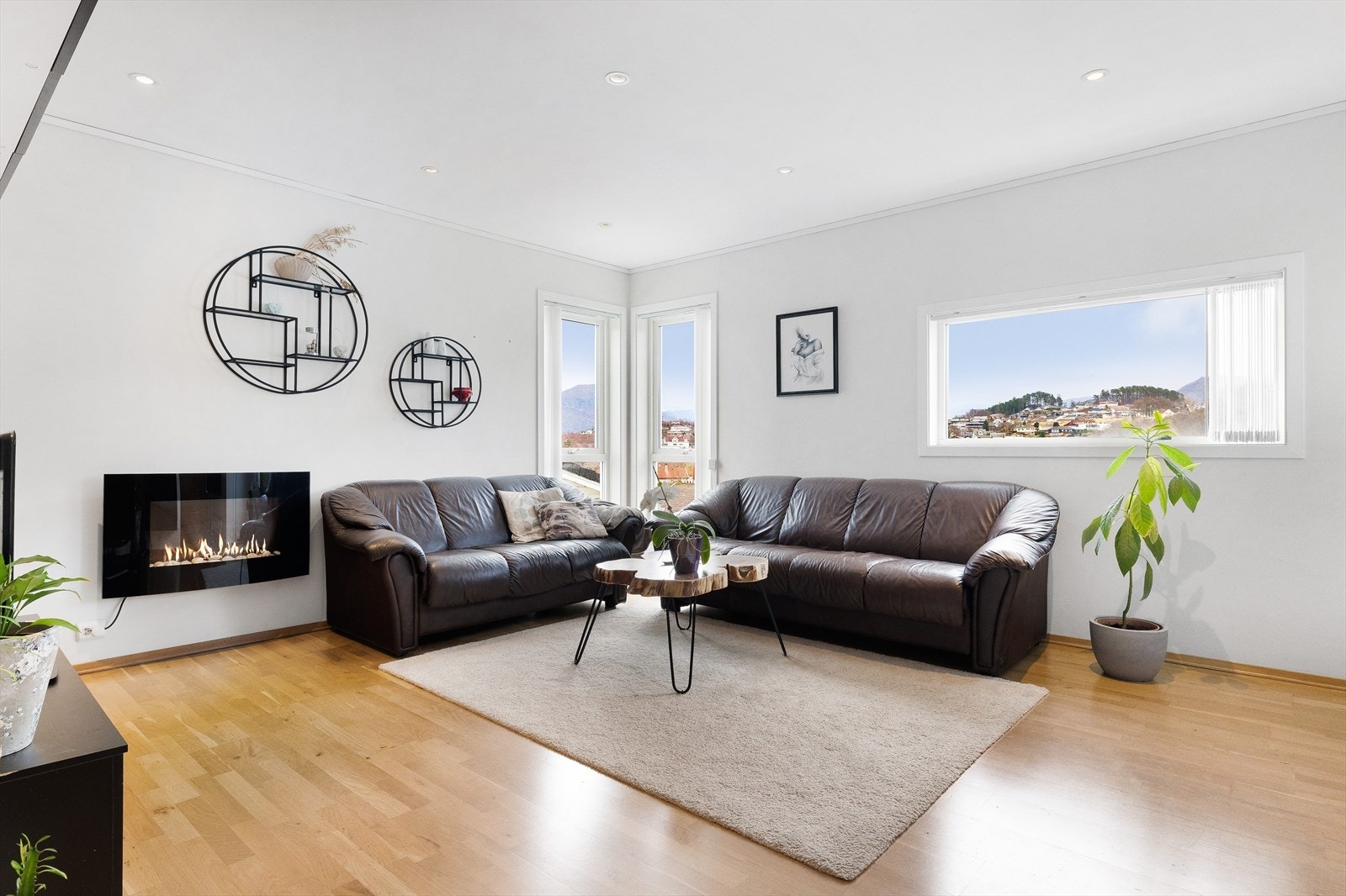 Lys og stilren stue med god plass til stor sittegruppe. Elektrisk peisovn følger med i salget. Galleribilde