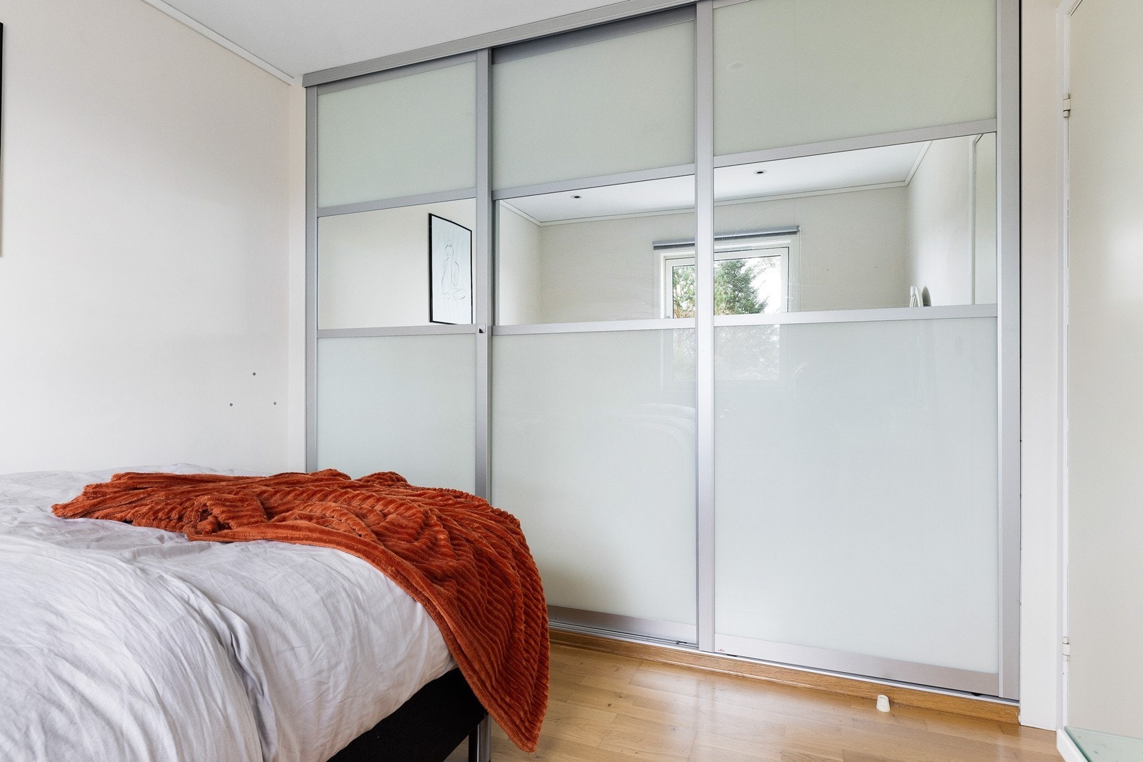 Stor garderobeløsning på hovedsoverommet. Galleribilde