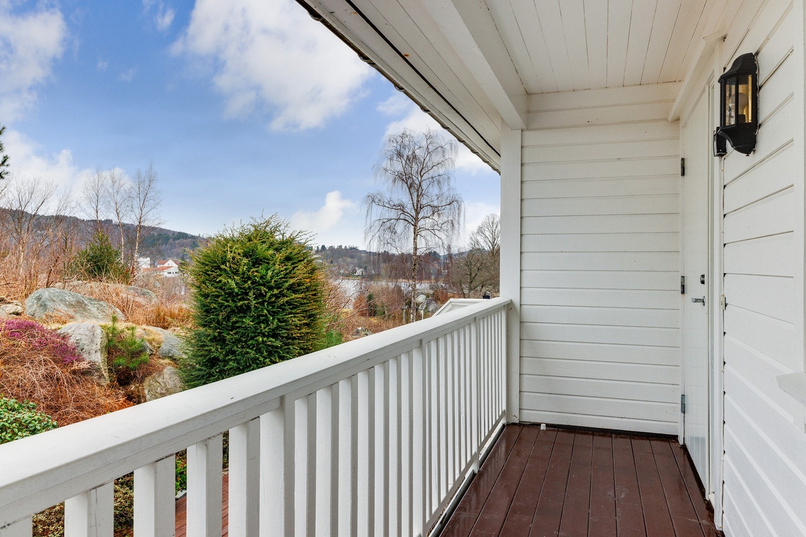 Inngangsparti med overbygg er praktisk i all slags vær. Galleribilde