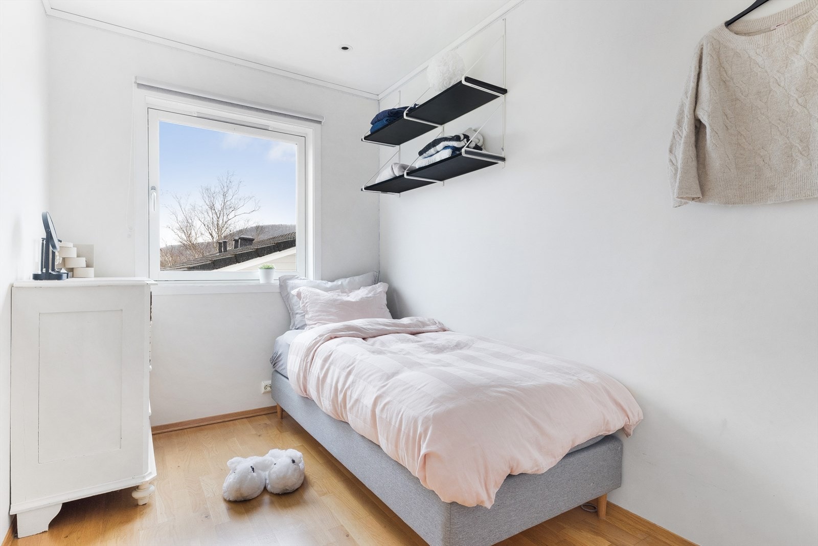 Soverom 2 er også av god størrelse og har plass til seng og ulike skap og hylleløsninger. Galleribilde