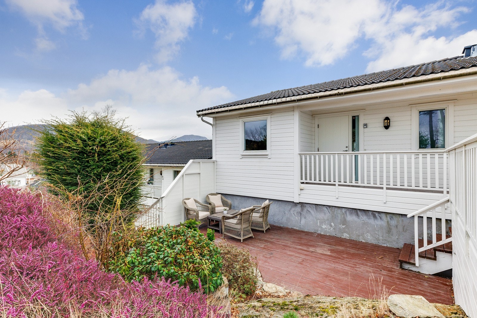 Ved inngangspartiet er det en flott skjermet uteplass. Galleribilde