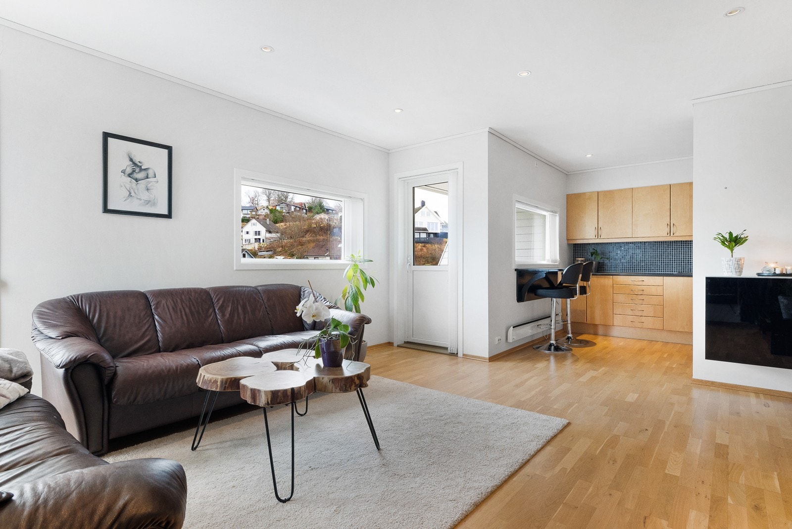 Fra stuen er det utgang til koselig overbygd balkong Galleribilde