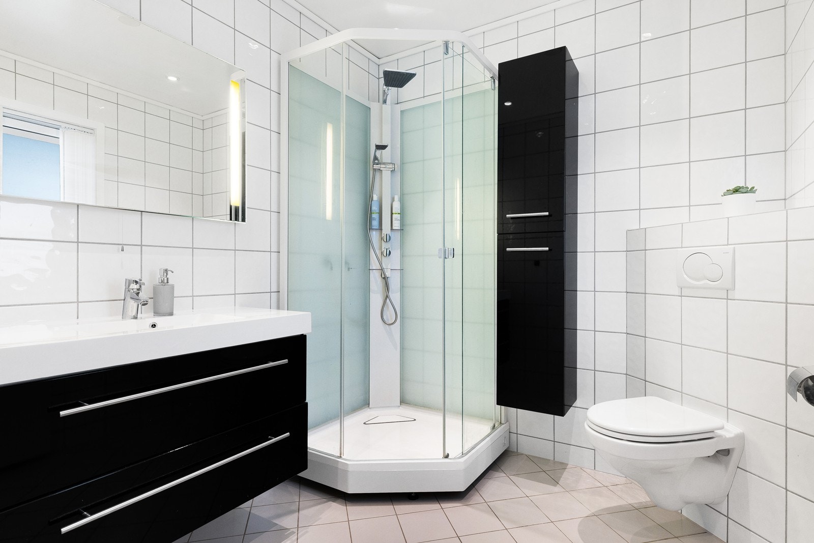 Lekkert helfliset bad i lyse, moderne fliser. Galleribilde