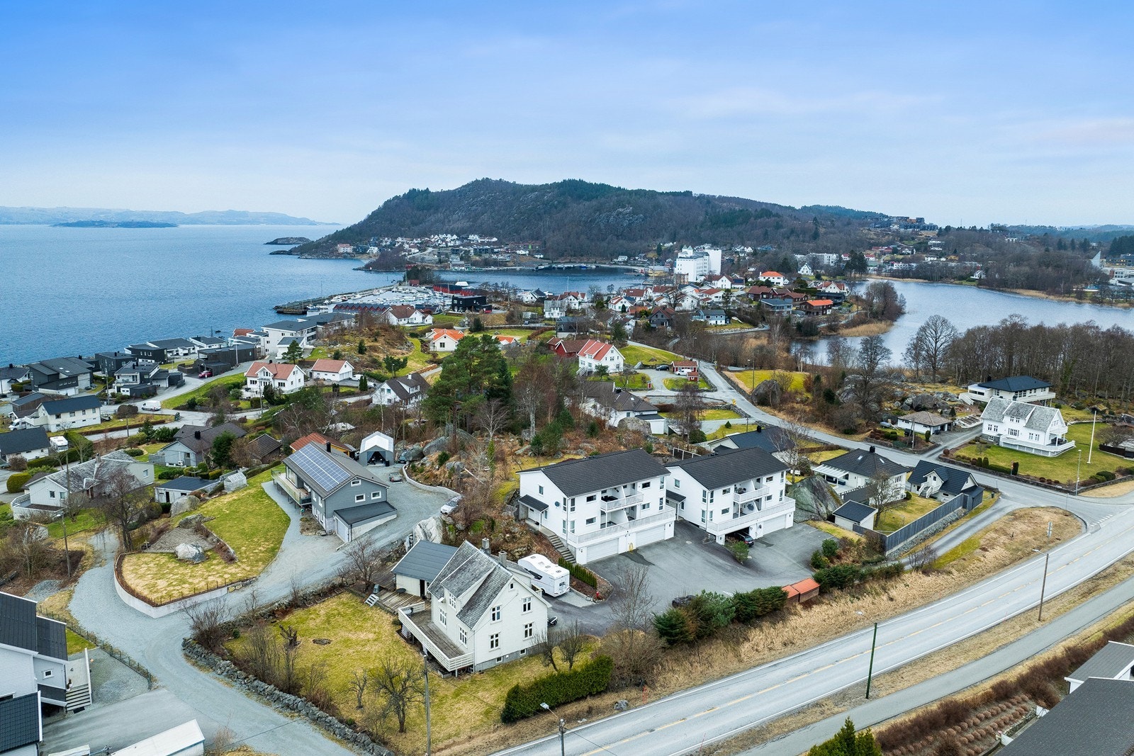 Oversiktsbilde hvor du ser kort avstand til både sjø, vann, buss korrespondanse. Samt kort vei til alle av Tau`s fasiliteter. Galleribilde