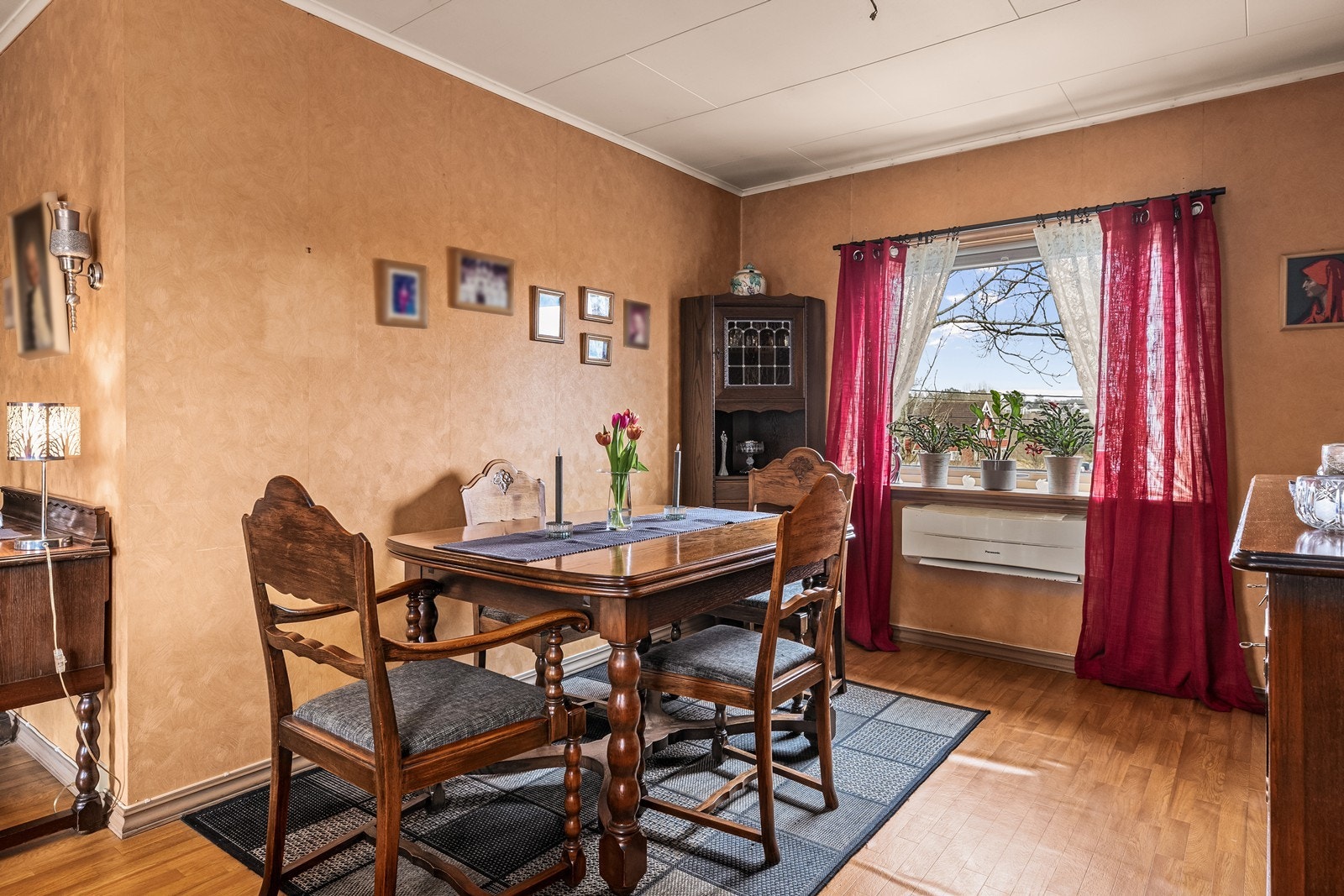 Spisestuen har god plass til langbord og er et naturlig samlingspunkt. Galleribilde