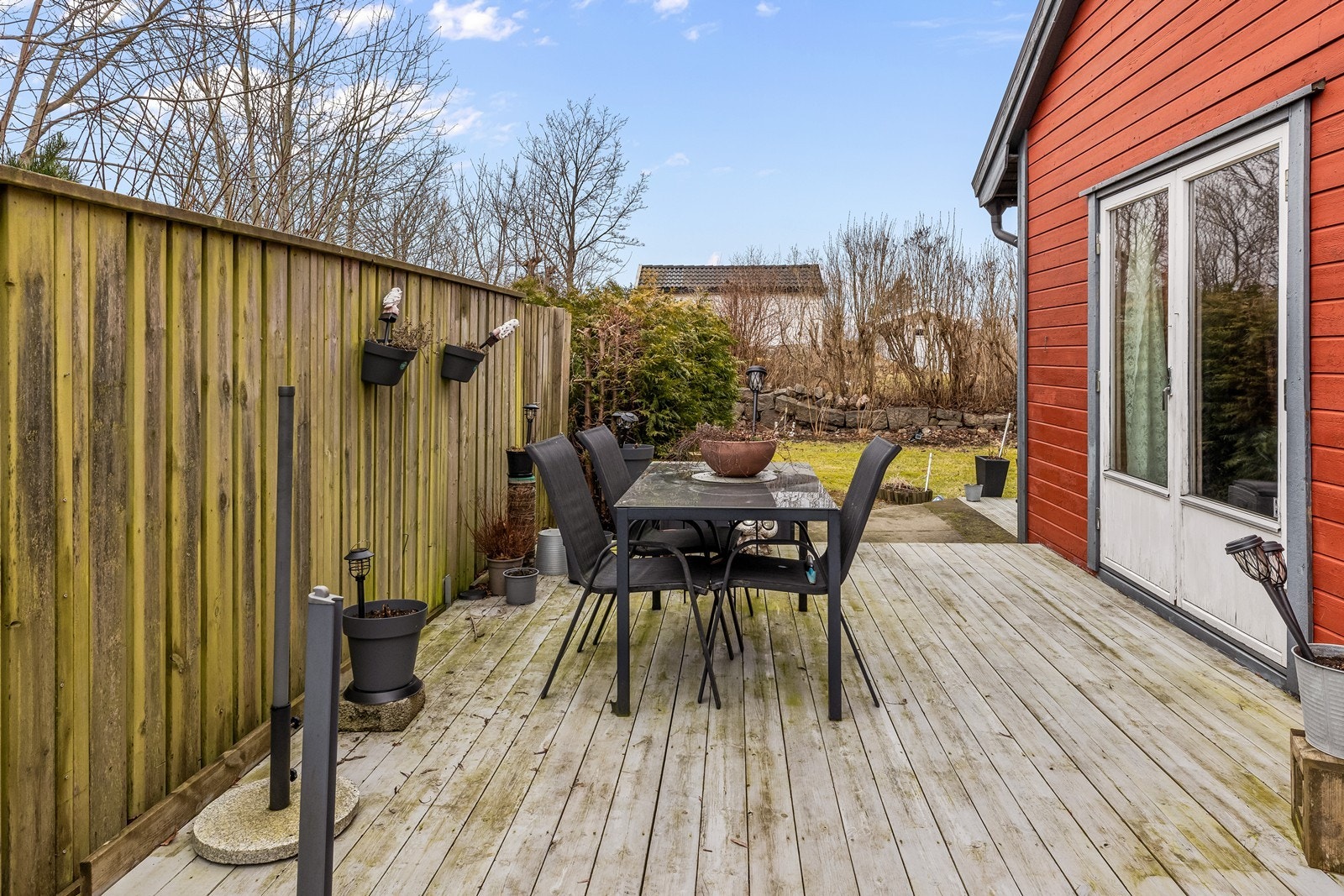 Fra stuen er det utgang til en treterrasse med plass for utemøbler. Galleribilde