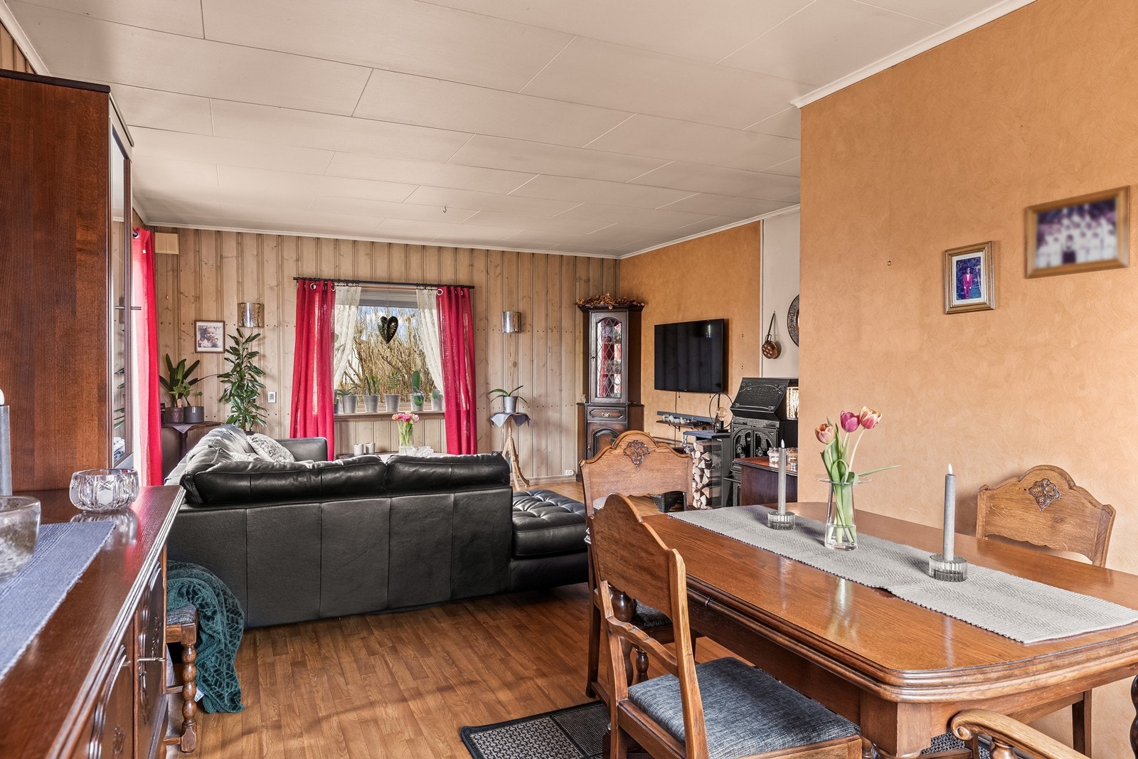 De store rommene i hovedetasjen gir fleksibilitet for ulike møbleringsalternativer. Galleribilde