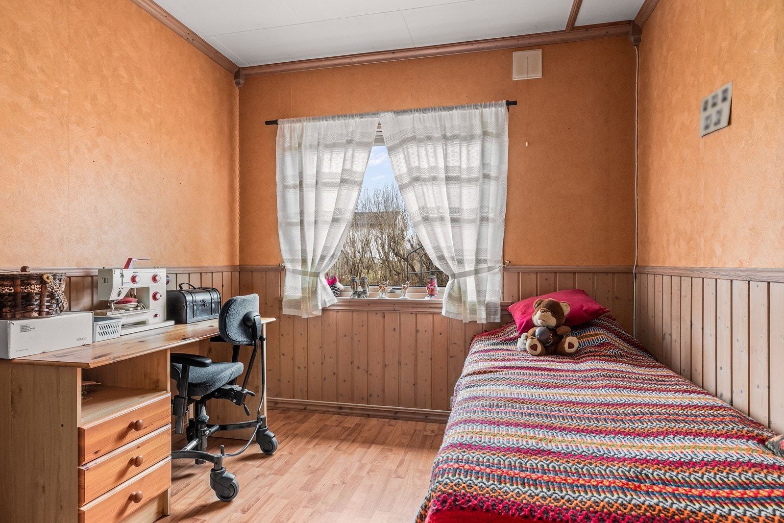 Det andre soverommet i etasjen har plass til seng og arbeidsplass. Galleribilde