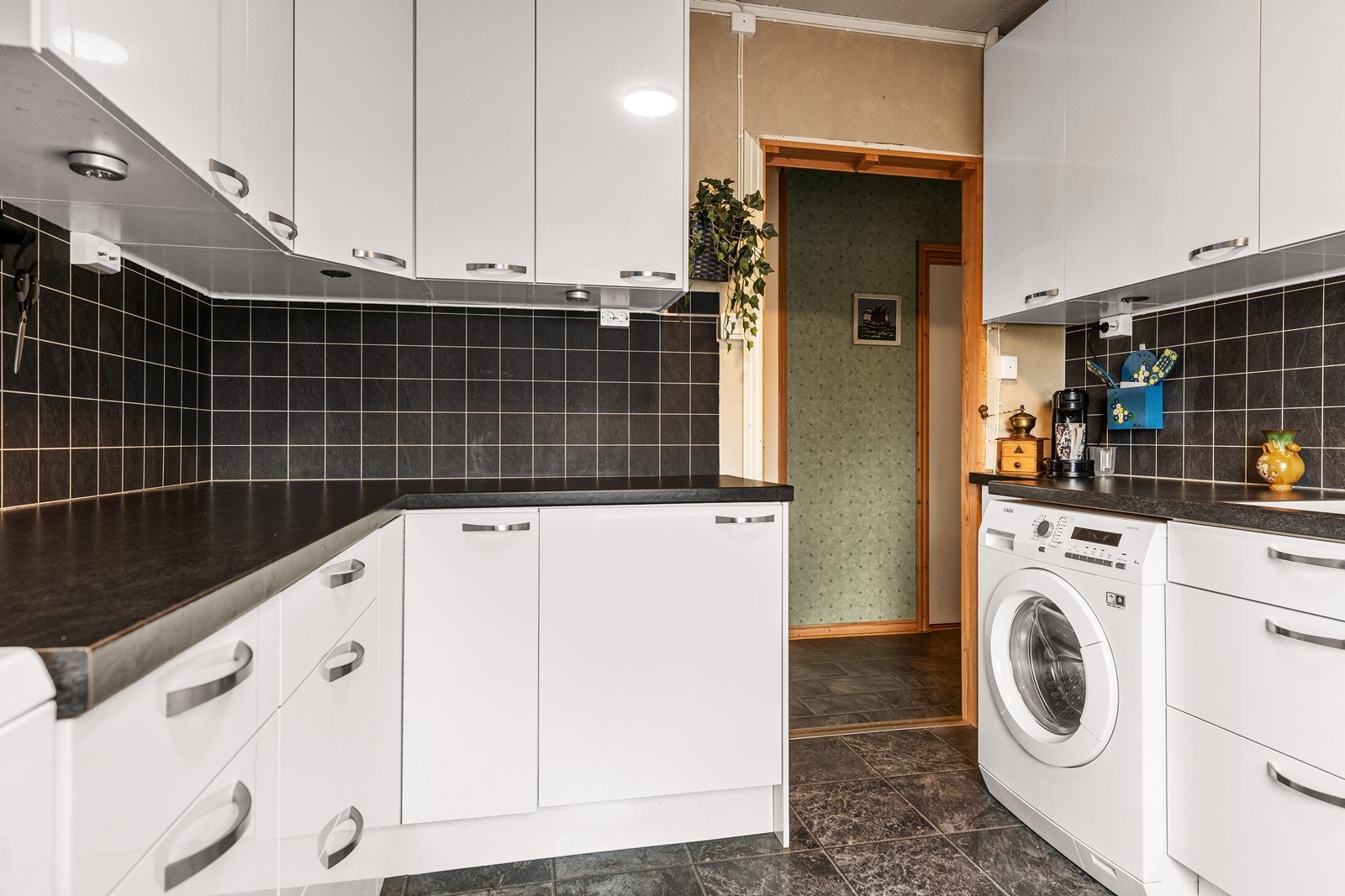 Praktisk løsning på kjøkkenet med opplegg for både oppvaskmaskin og vaskemaskin. Galleribilde