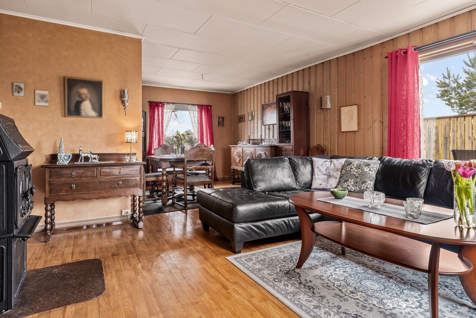 Den åpne løsningen mellom stue og spisestue skaper en sosial og luftig sone. Galleribilde