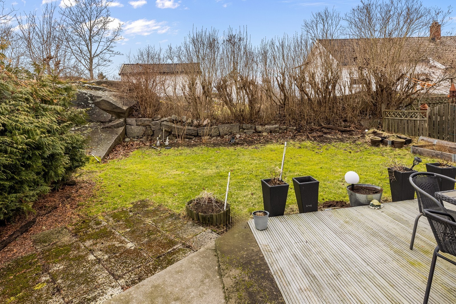 Hagen er en kombinasjon av plen og naturtomt, med rom for lek og hageaktiviteter. Galleribilde