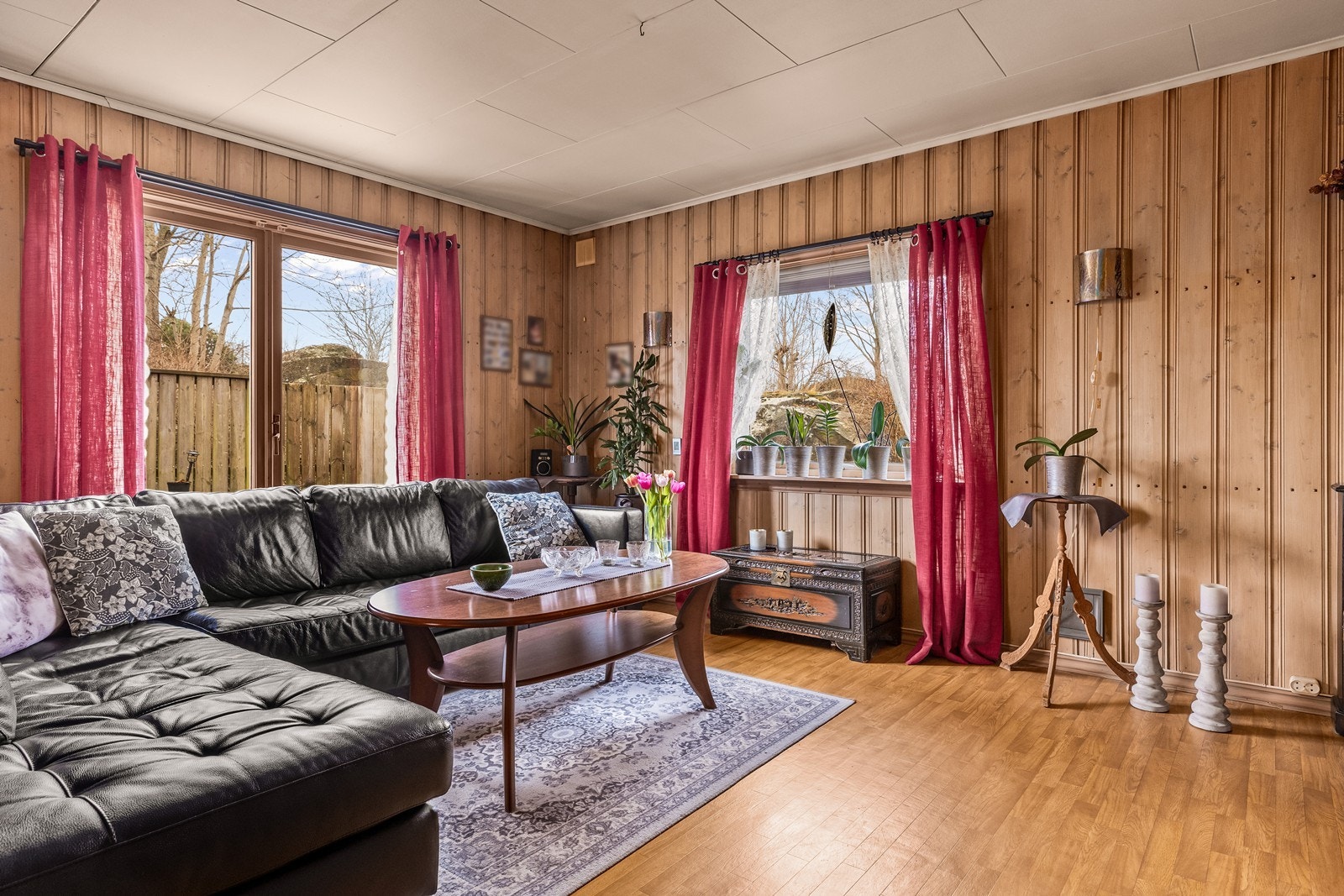 Stuen er romslig og har utgang til en av de skjermede uteplassene. Galleribilde