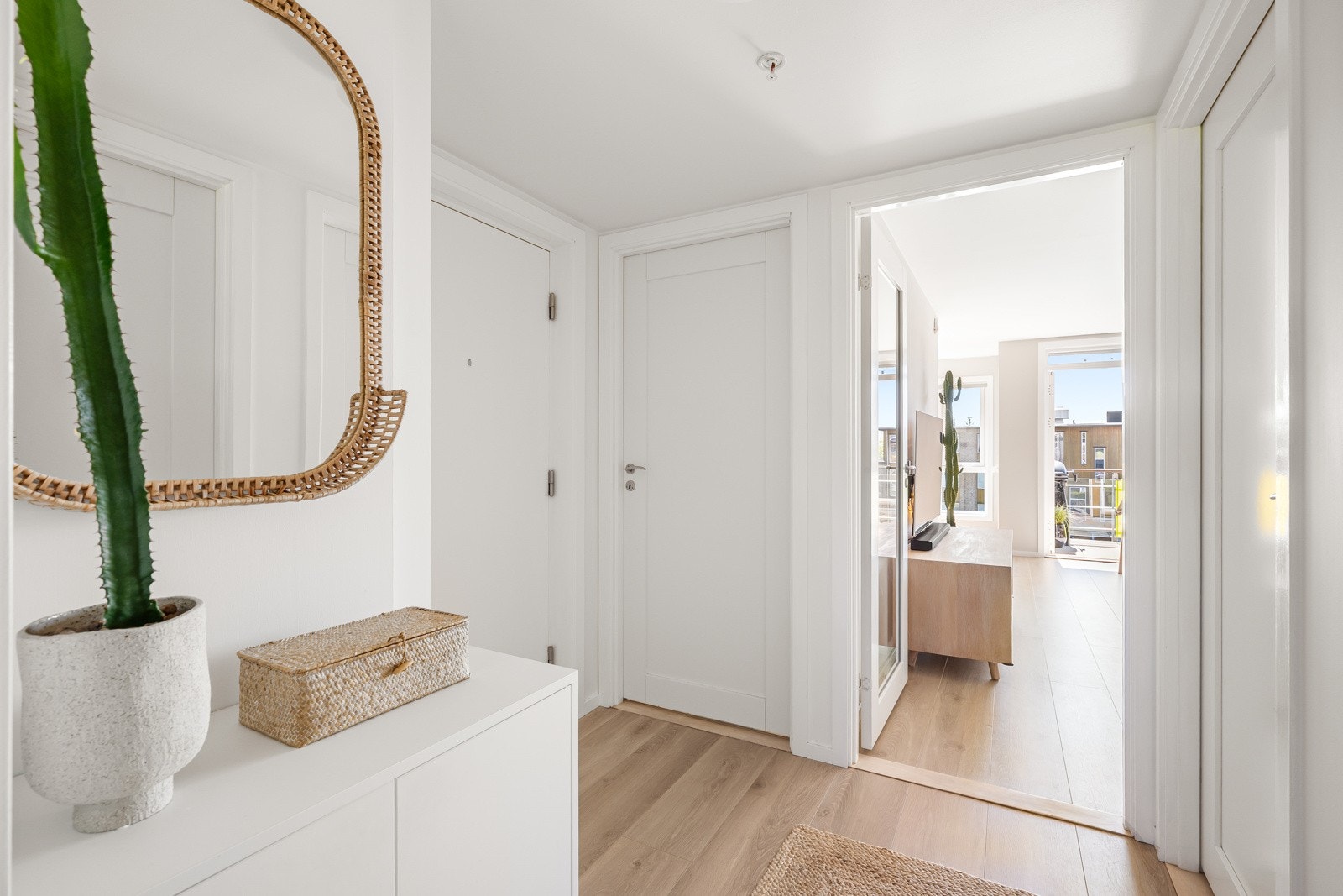 Lys og innbydende entré med moderne overflater og god oppbevaringsplass Galleribilde