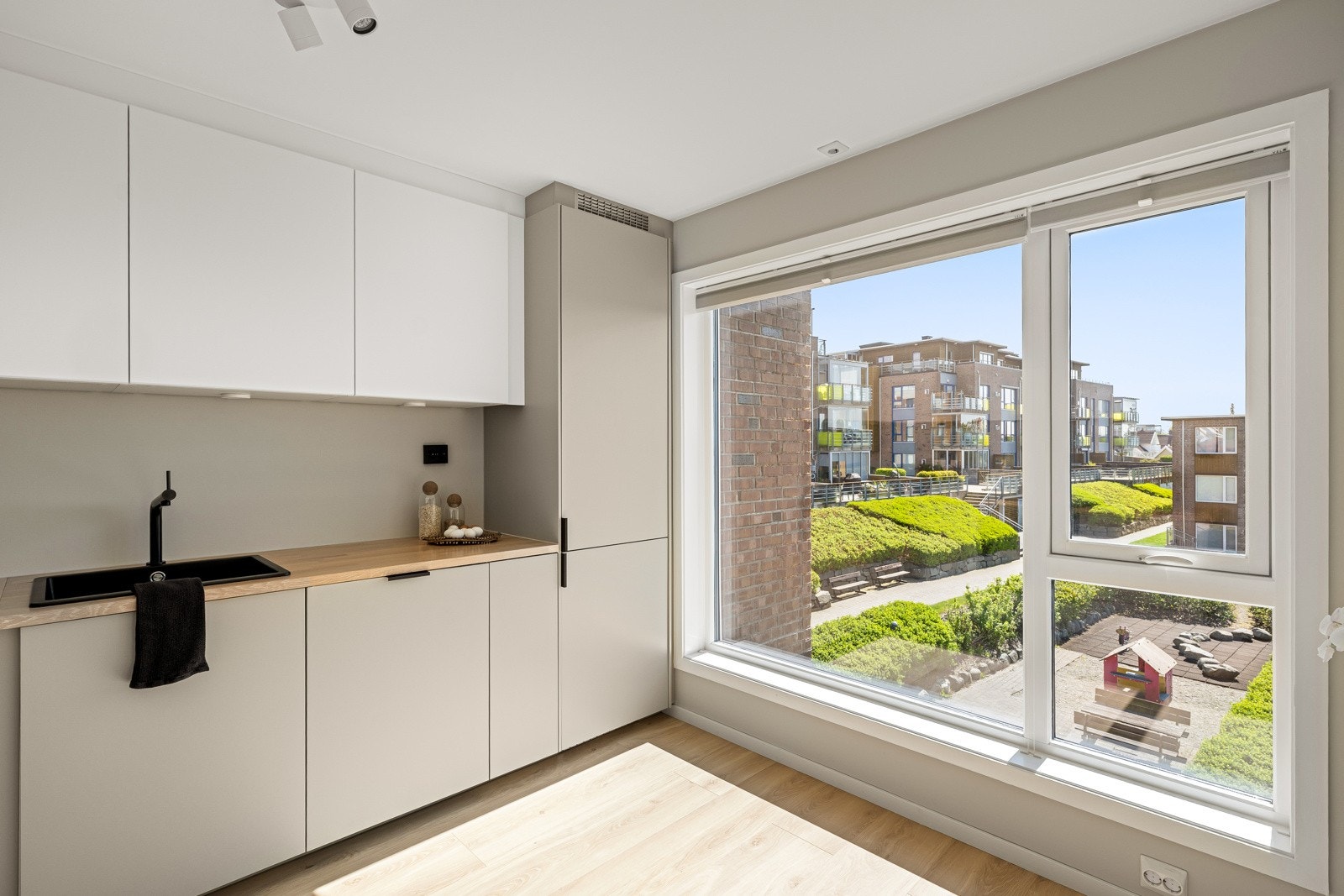 Stuen og kjøkkenet danner et innbydende allrom, og kjøkkenet fra 2023 har integrerte hvitevarer Galleribilde