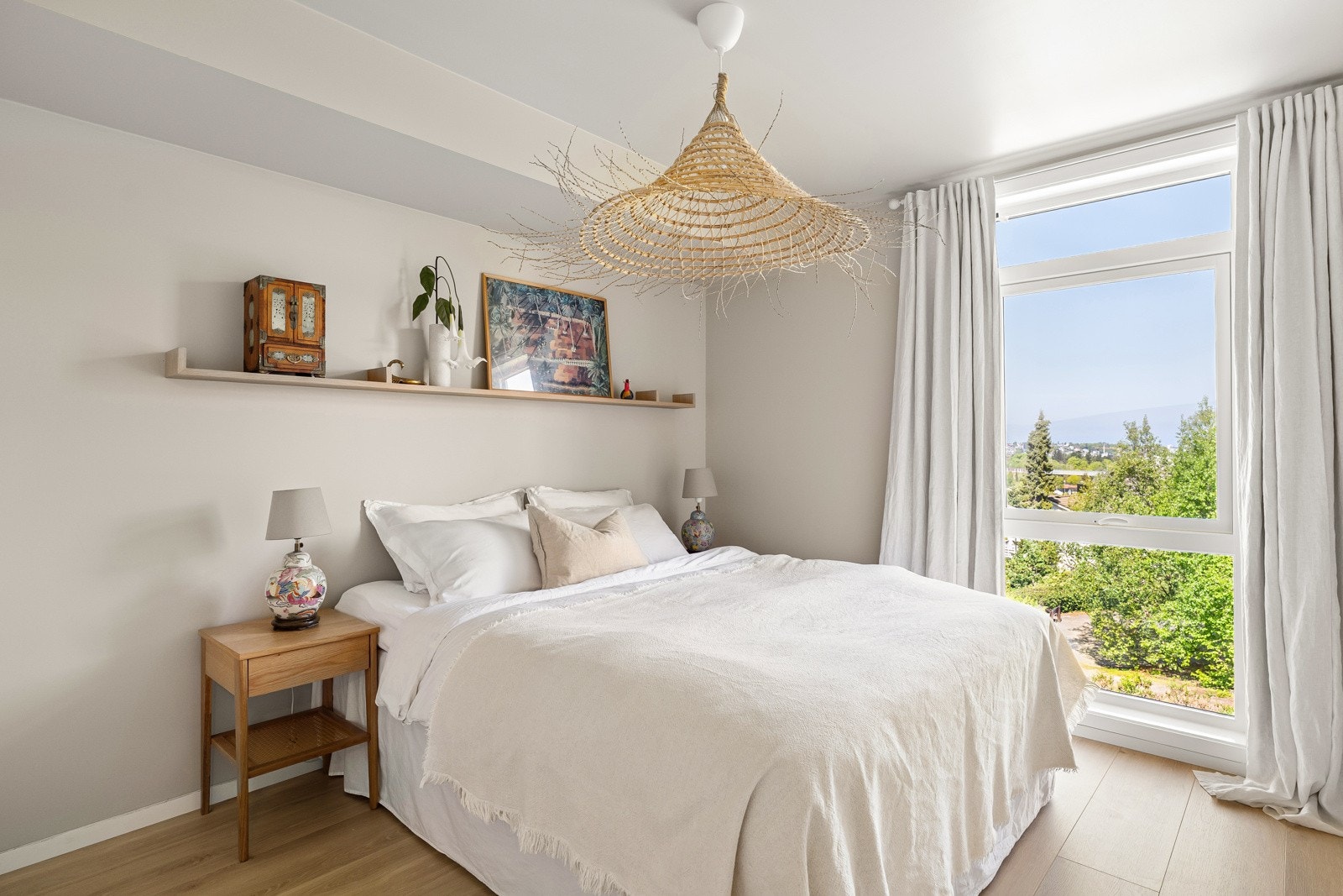 Leiligheten fremstår med tidsmessige fargevalg, balansert ventilasjon og pent laminatgulv fra 2024 Galleribilde