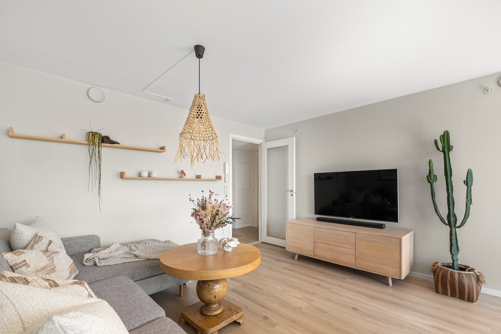 I 2024 ble det lagt nytt, enstavs laminatgulv i alle oppholdsrommene, og det er listfrie overganger til hvit himling Galleribilde